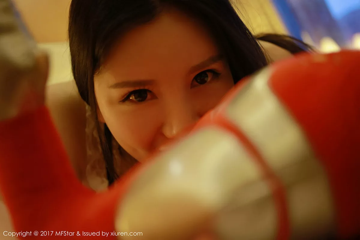 秀人集.com_[MFStar模范学院]Vol.095_嫩模姗姗就打奥特曼居家半脱黑色内衣豪乳诱惑写真47P