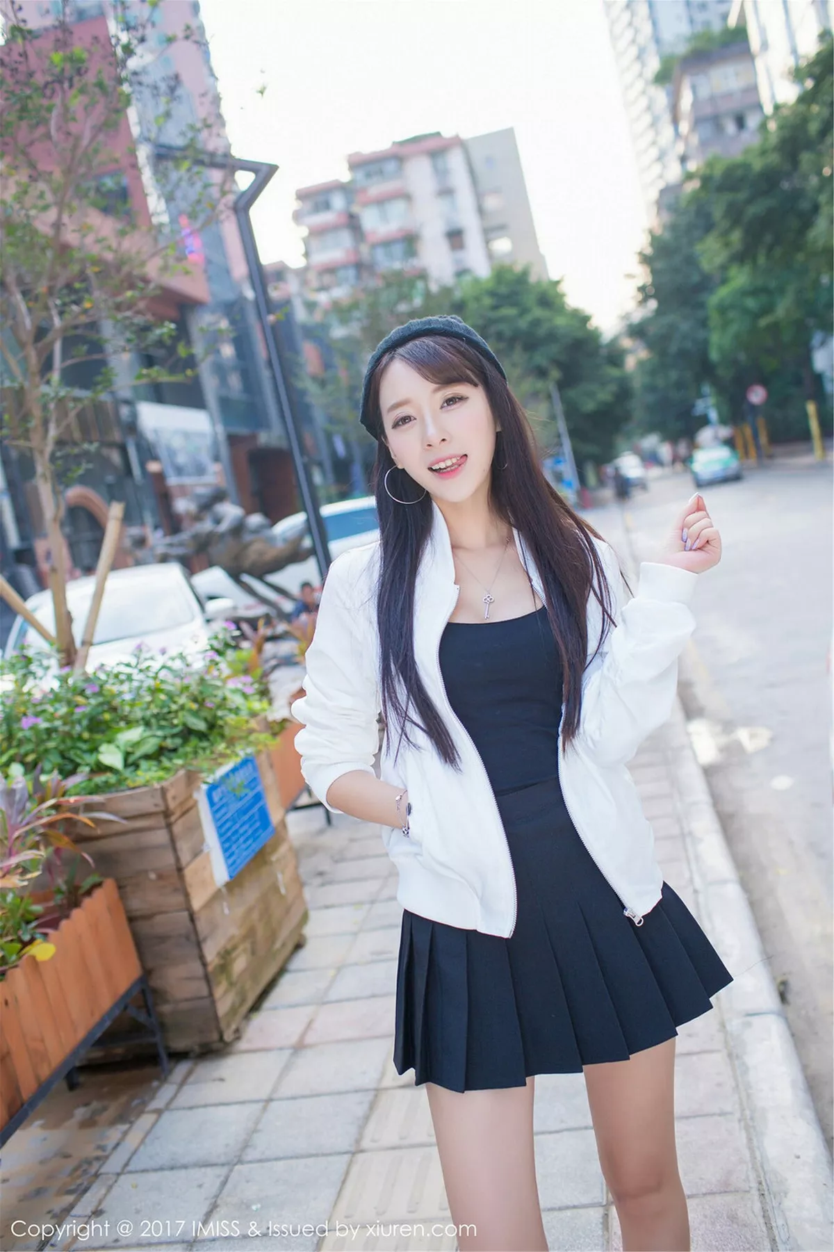 秀人集.com_[IMISS爱蜜社]Vol.163_嫩模王曼妮好Q粉红牛仔吊带裤秀完美身材清新街拍写真46P