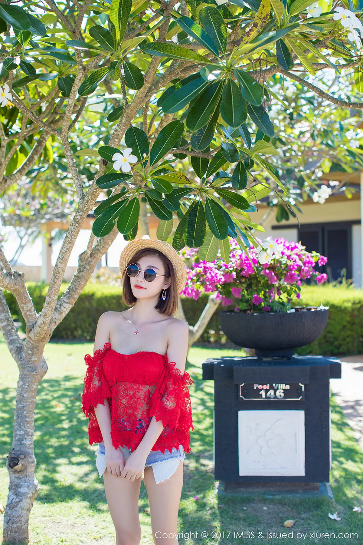 秀人集.com_[IMISS爱蜜社]Vol.169_甜美女神杨晨晨sugar沙巴旅拍红色球服海边沙滩性感写真45P