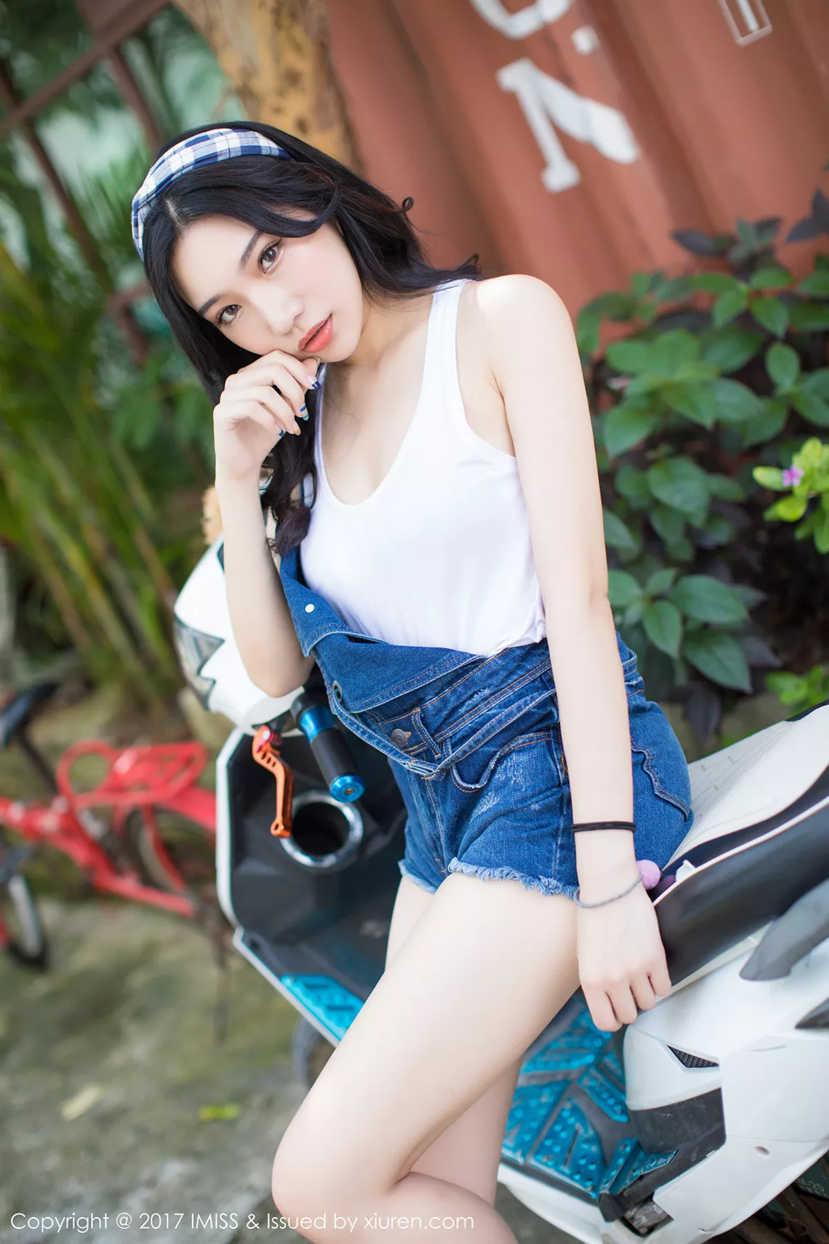 秀人集.com_[IMISS爱蜜社]Vol.180_嫩模小狐狸Sica户外牛仔短裤系列秀完美身材清新迷人写真46P