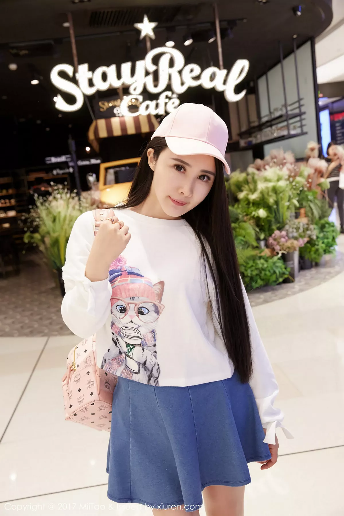 秀人集.com_[MiiTao蜜桃社]Vol.084_嫩模萱萱Cecilia白色低胸上衣配紧身牛仔裤秀完美曲线写真50P