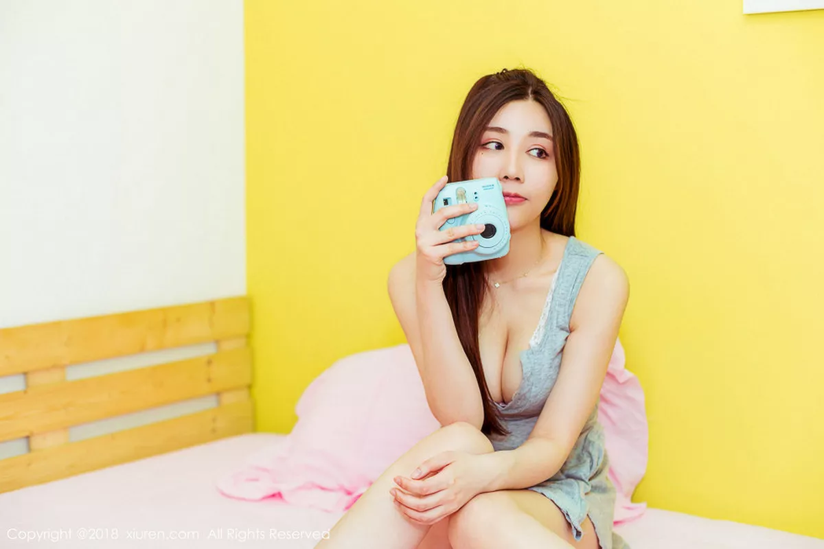 秀人集.com_[XiuRen秀人网]No.959_嫩模美昕Yumi吊带牛仔连身裙秀滑嫩肌肤完美身材性感写真83P