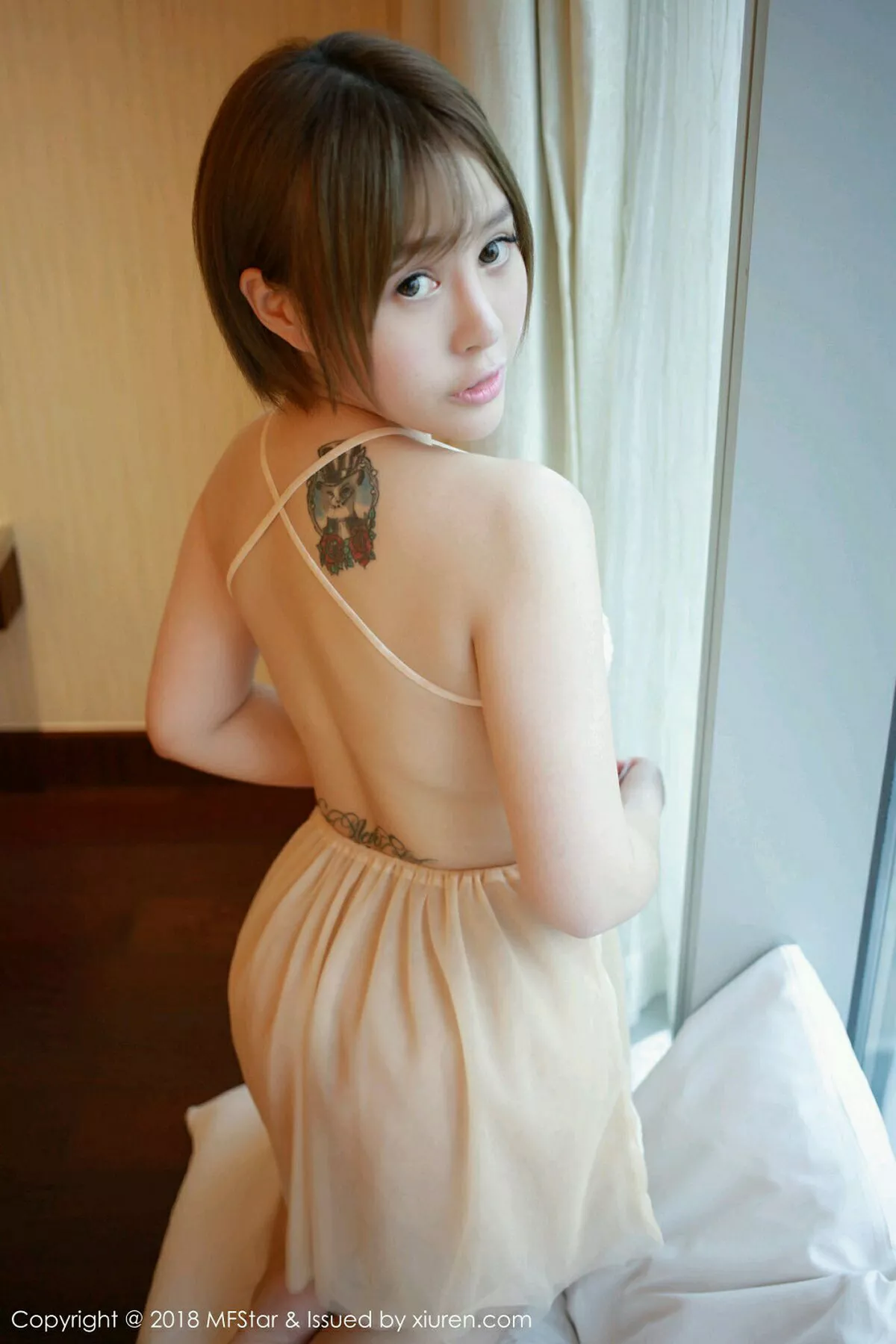 秀人集.com_[MFStar模范学院]Vol.125_女神Evelyn艾莉居家私房粉色吊带薄纱+半脱内衣诱惑写真52P