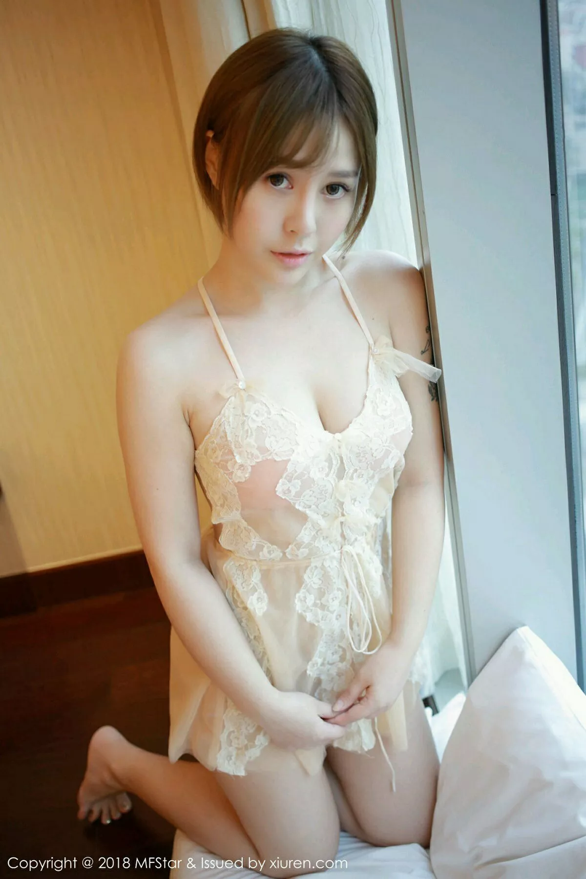 秀人集.com_[MFStar模范学院]Vol.125_女神Evelyn艾莉居家私房粉色吊带薄纱+半脱内衣诱惑写真52P