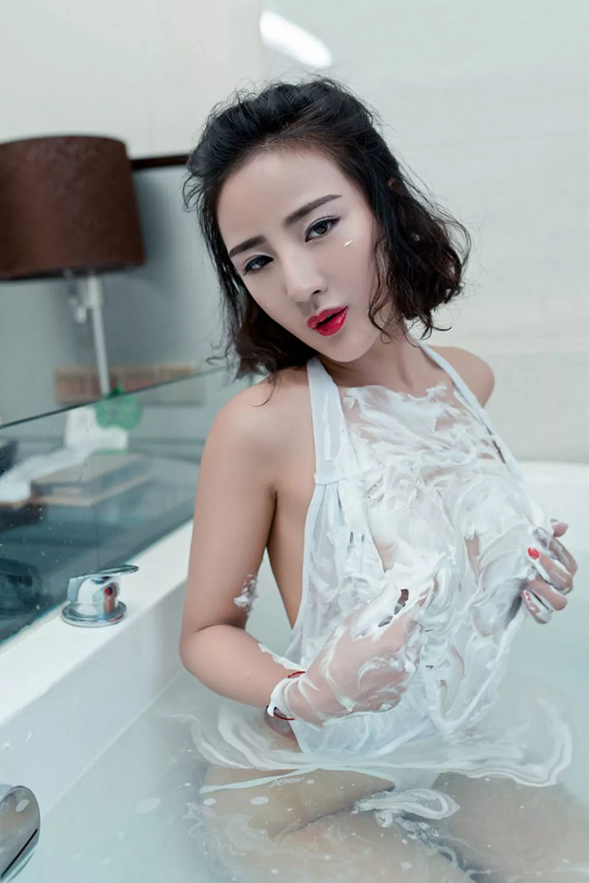 秀人集.com_[XiuRen秀人网]No.590_娇媚女人梅哥白色高叉连体内衣浴缸里奶油摸身湿身诱惑写真51P