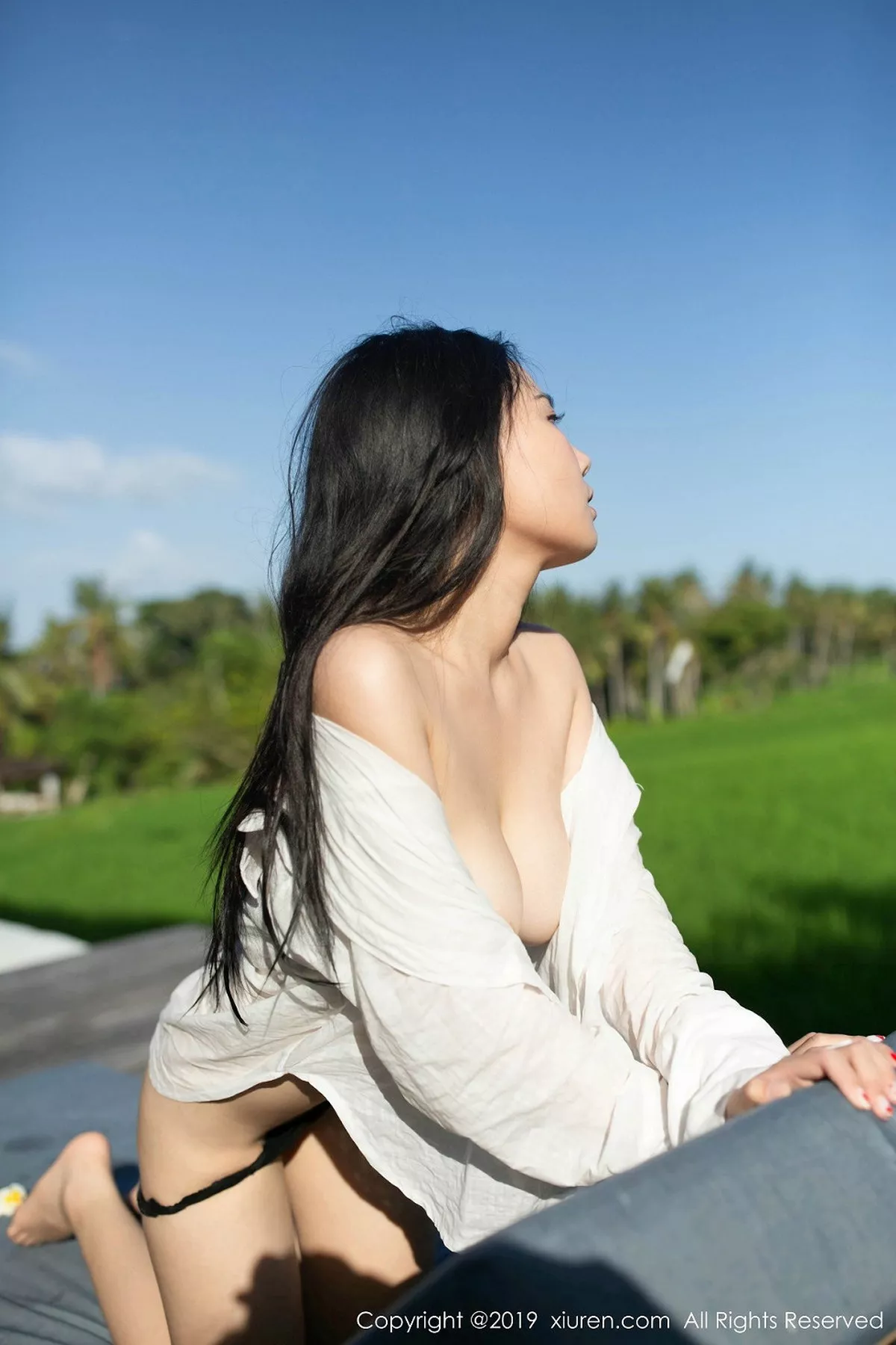 秀人集.com_[XiuRen秀人网]No.1634_女神徐微微mia巴厘岛旅拍户外真空白衬衣秀火辣身材诱惑写真65P
