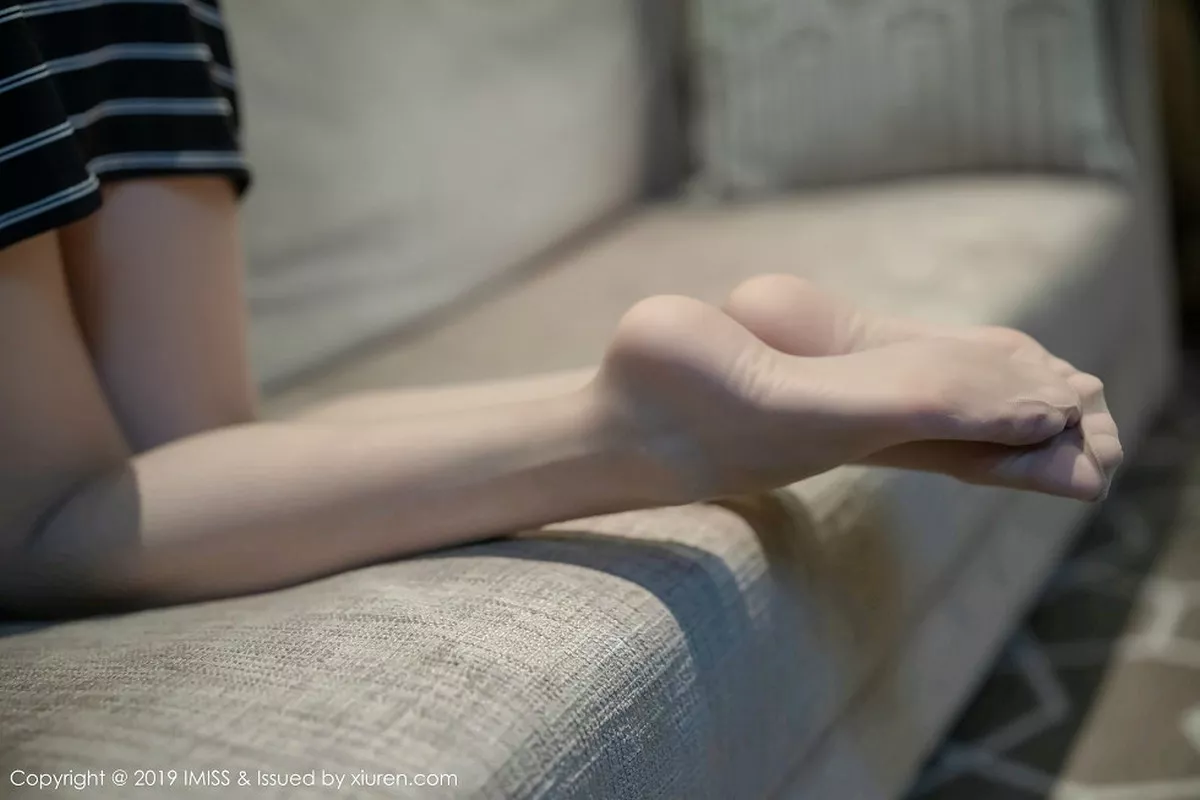 秀人集.com_[IMISS爱蜜社]Vol.410_气质女神许诺Sabrina私房床上超薄肉丝秀美腿玉足性感写真72P