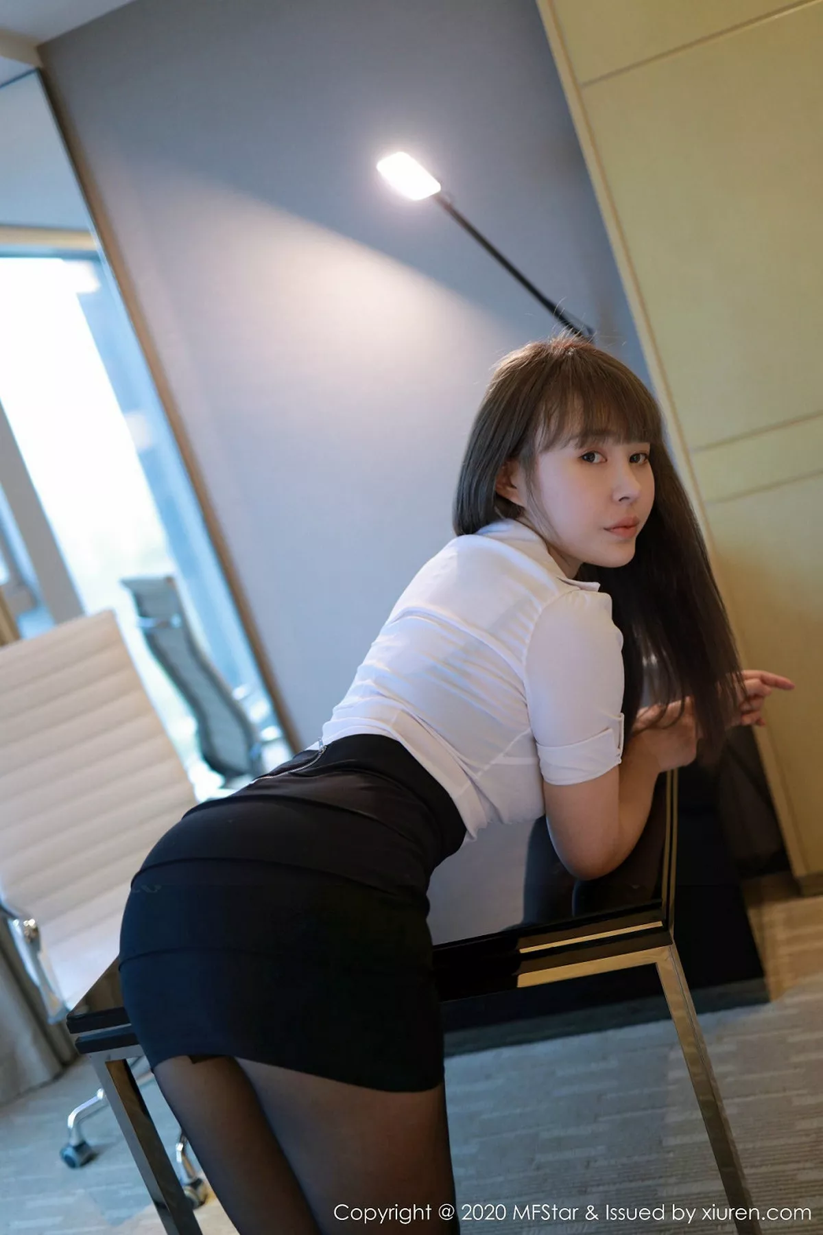 秀人集.com_[MFStar模范学院]Vol.257_嫩模Evelyn艾莉职场秘书制服白衬衣露豪乳半球诱惑写真70P