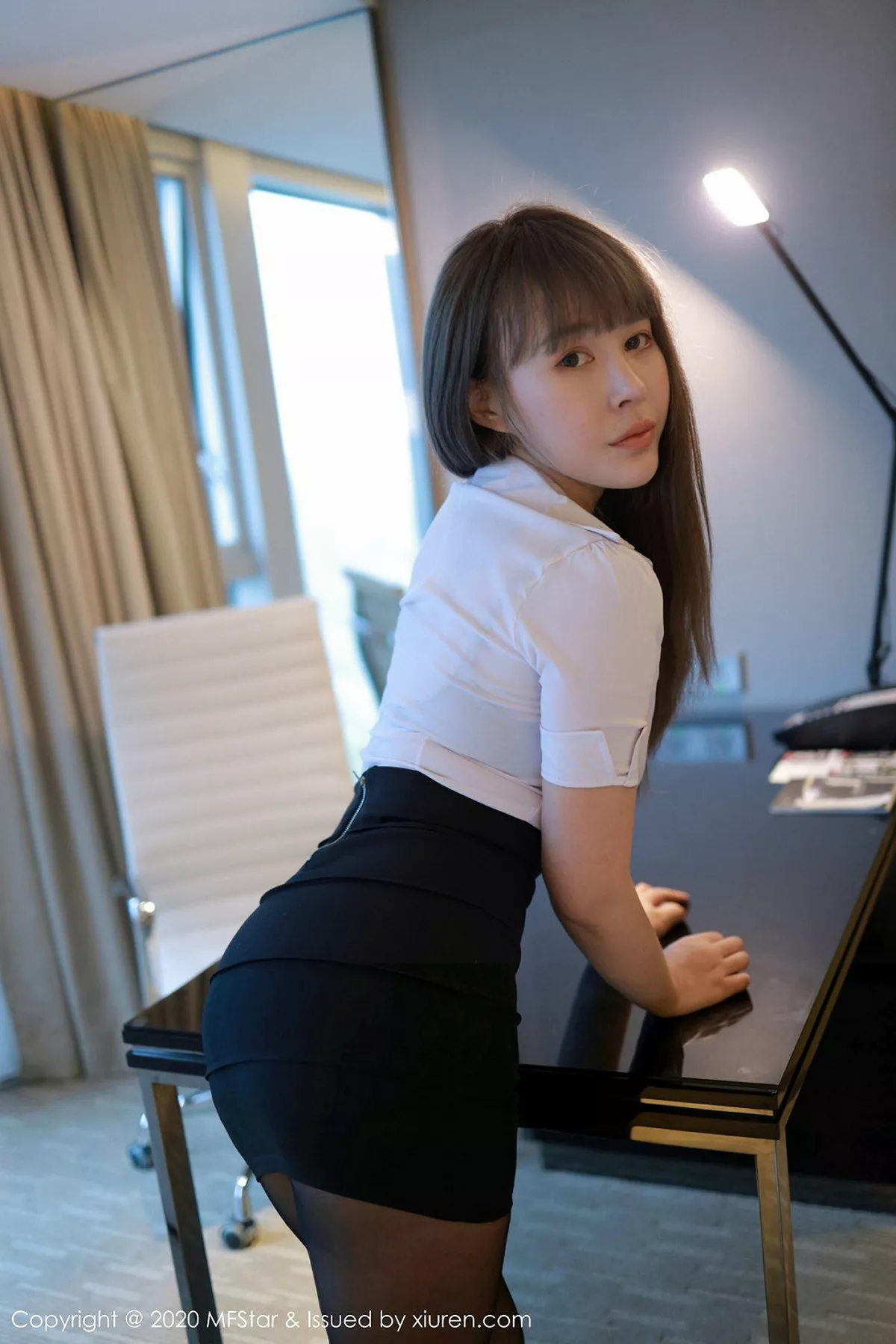 秀人集.com_[MFStar模范学院]Vol.257_嫩模Evelyn艾莉职场秘书制服白衬衣露豪乳半球诱惑写真70P