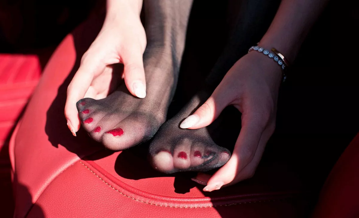 秀人集.com_[DKGirl御女郎]Vol.092_嫩模艾小青户外豪车里全裸上身无内黑丝裤袜喷血诱惑写真44P