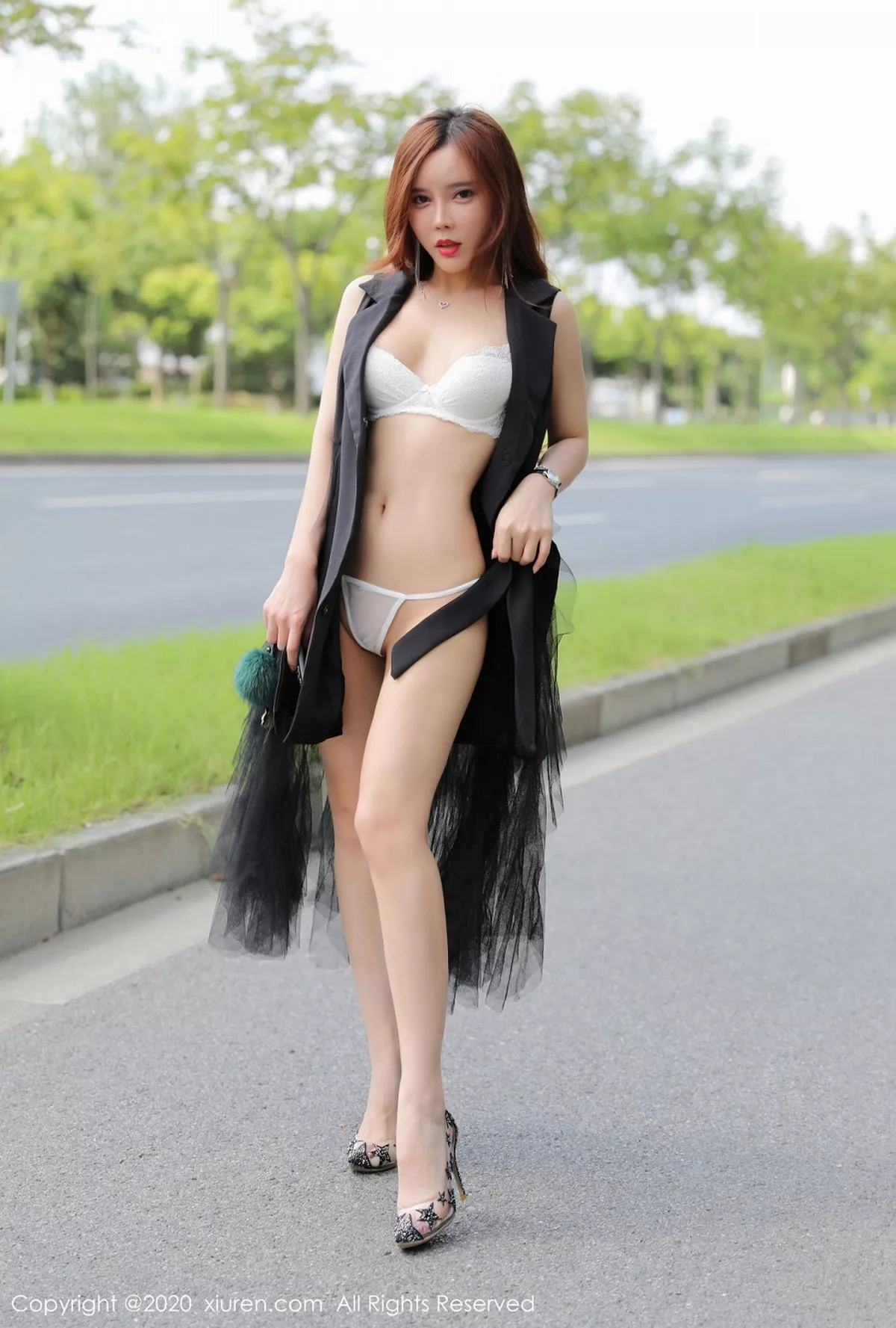 秀人集.com_[XiuRen秀人网]No.2048_嫩模艾小青户外大胆外拍性感白色情趣内衣露火辣身材诱惑写真48P