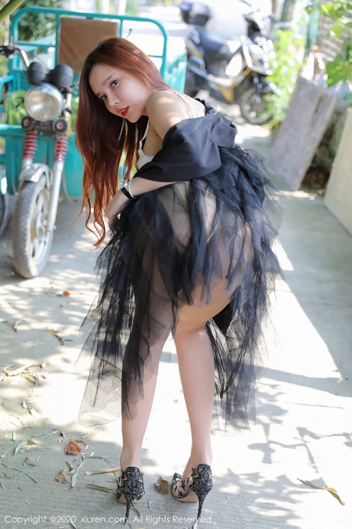 秀人集.com_[XiuRen秀人网]No.2048_嫩模艾小青户外大胆外拍性感白色情趣内衣露火辣身材诱惑写真48P