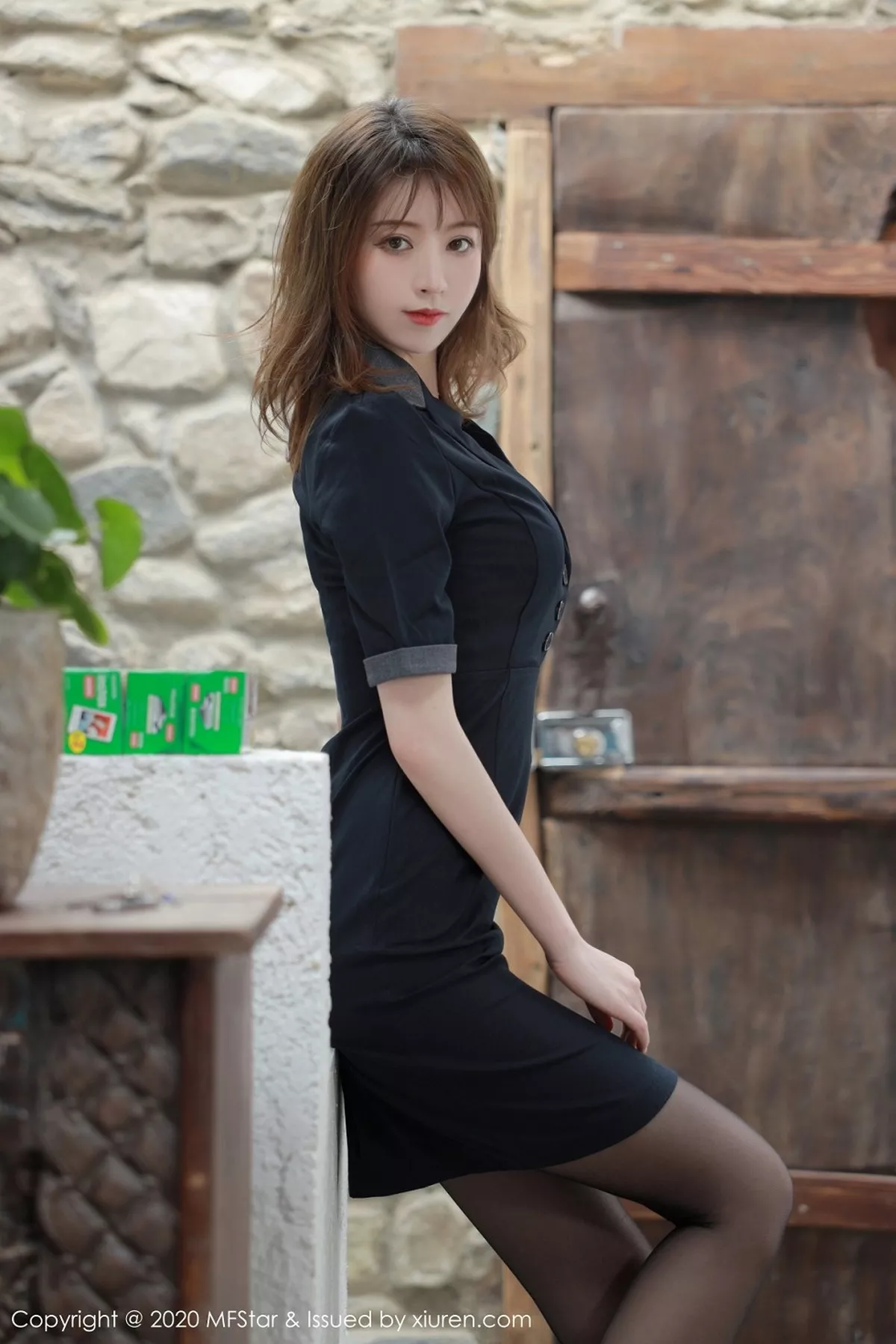 秀人集.com_[MFStar模范学院]Vol.337_嫩模yoo优优大理旅拍浴室典雅黑色制服极致妩媚诱惑写真55P