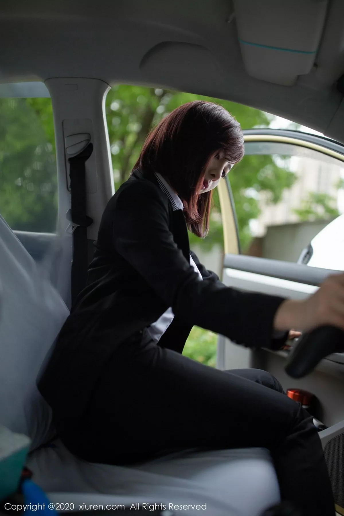 秀人集.com_[XiuRen秀人网]No.2322_嫩模陈小喵出租车司机主题车拍系列红色内衣配无内灰丝诱惑写真76P