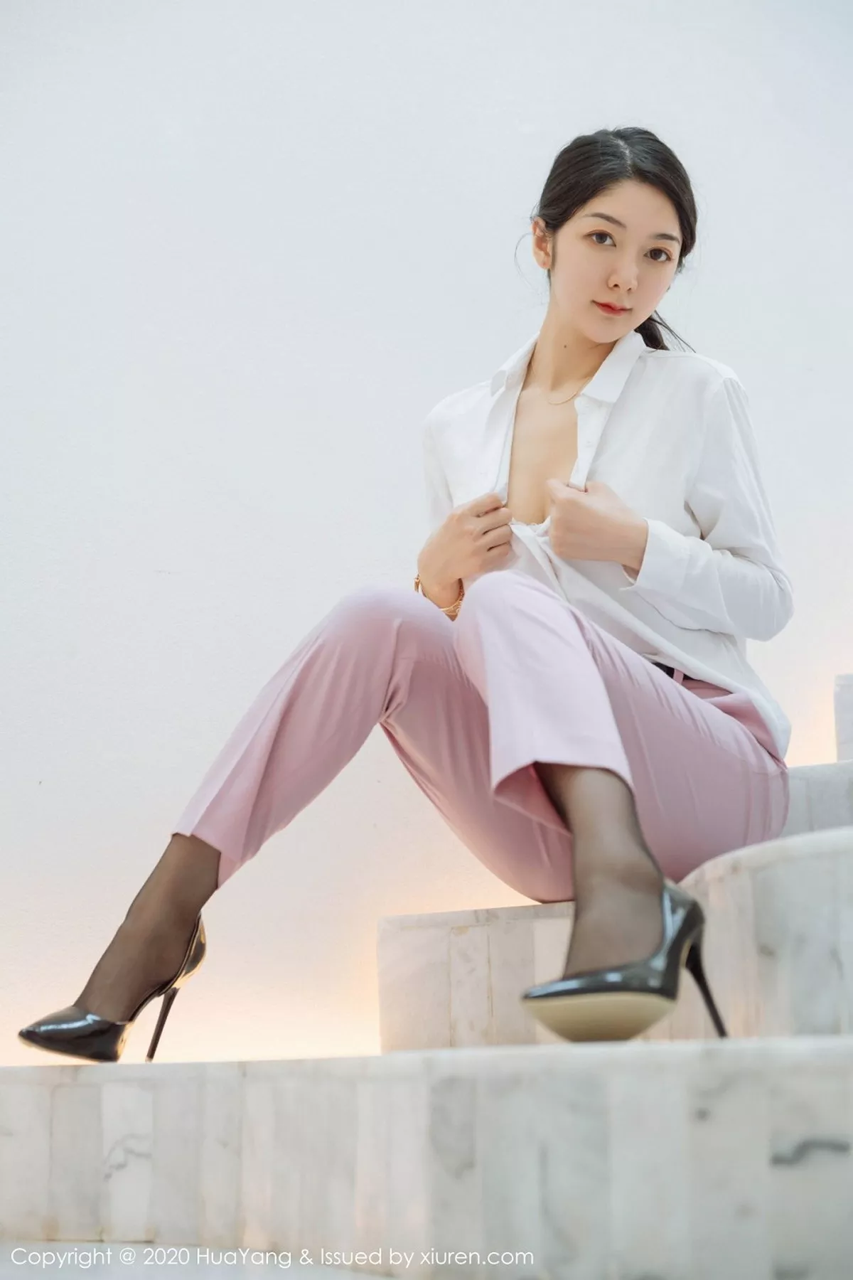 秀人集.com_[HuaYang花漾]Vol.255_女神Angela小热巴云南旅拍白色蕾丝内衣配开档黑丝诱惑写真60P