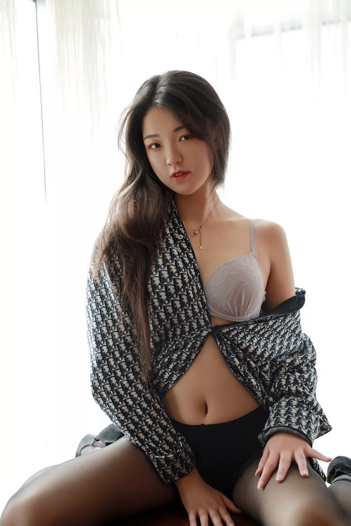 秀人集.com_[MFStar模范学院]Vol.374_嫩模Laura苏雨彤格子衬衫秀性感内衣无内黑丝裤袜诱惑写真52P