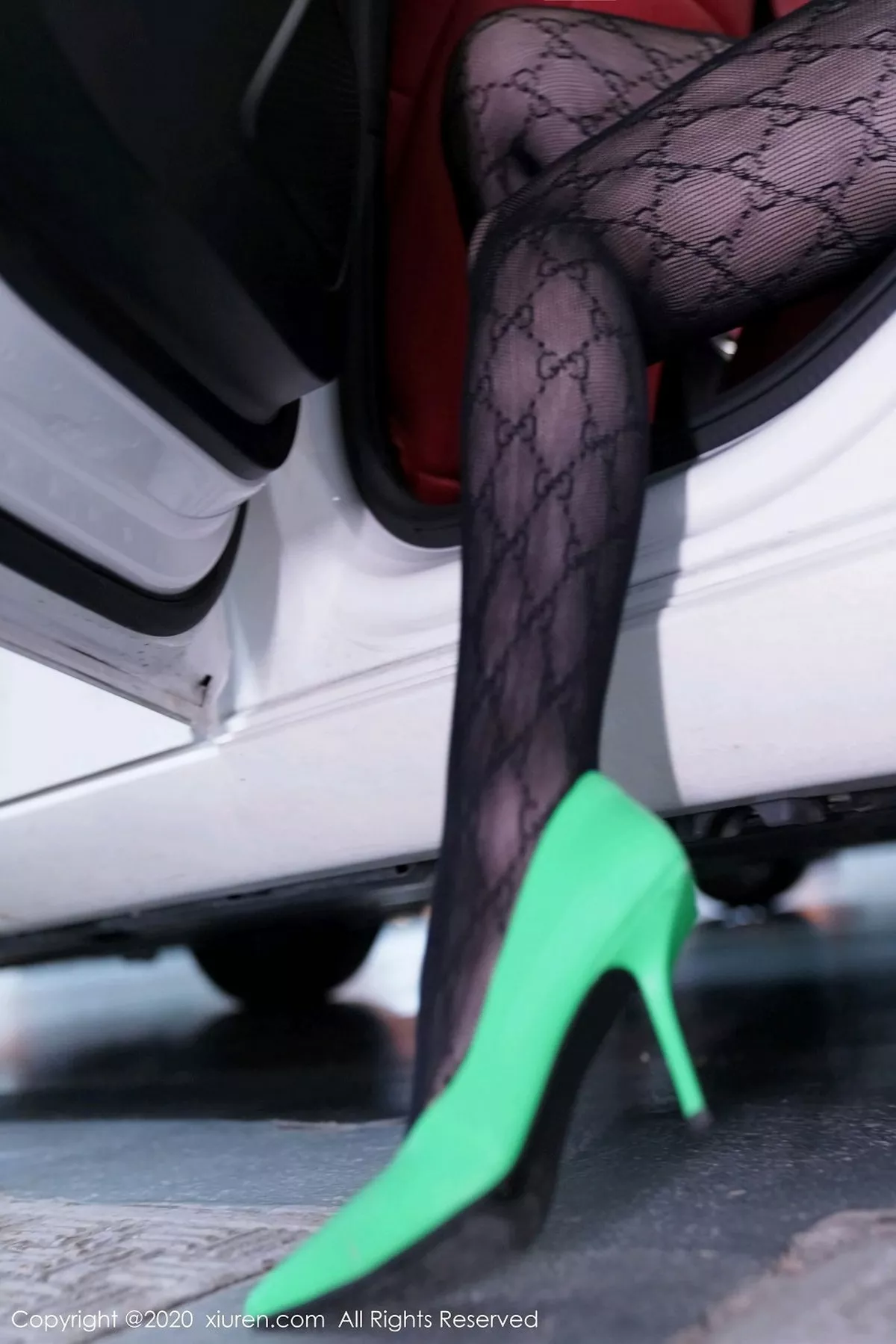 秀人集.com_[XiuRen秀人网]No.2861_嫩模诗诗kiki魅惑车拍OL主题黑色缕空网袜秀翘臀撩人诱惑写真86P