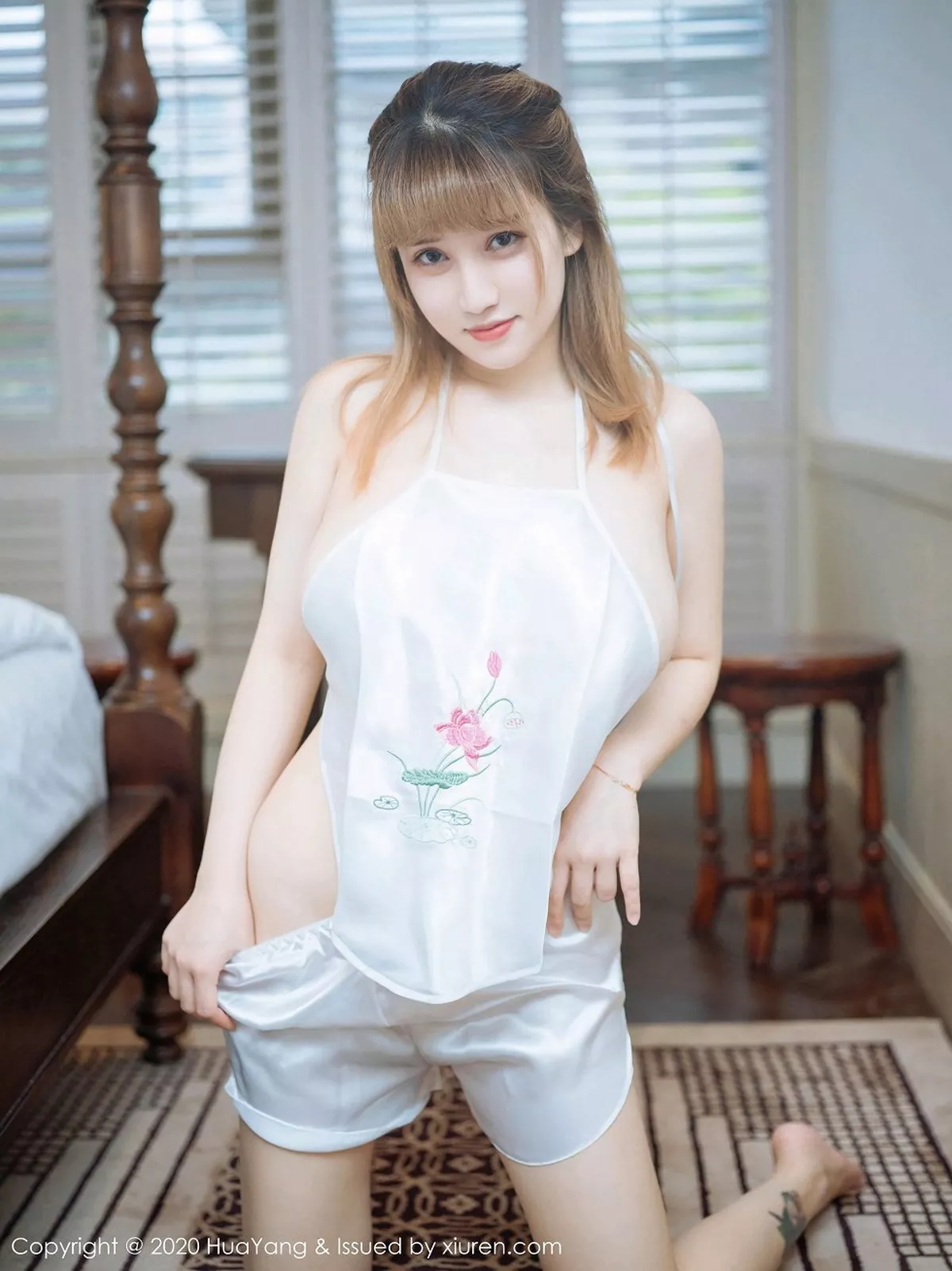 秀人集.com_[HuaYang花漾]Vol.336_嫩模周大萌杭州旅拍纯白丝质肚兜半脱露傲人豪乳极致诱惑写真40P