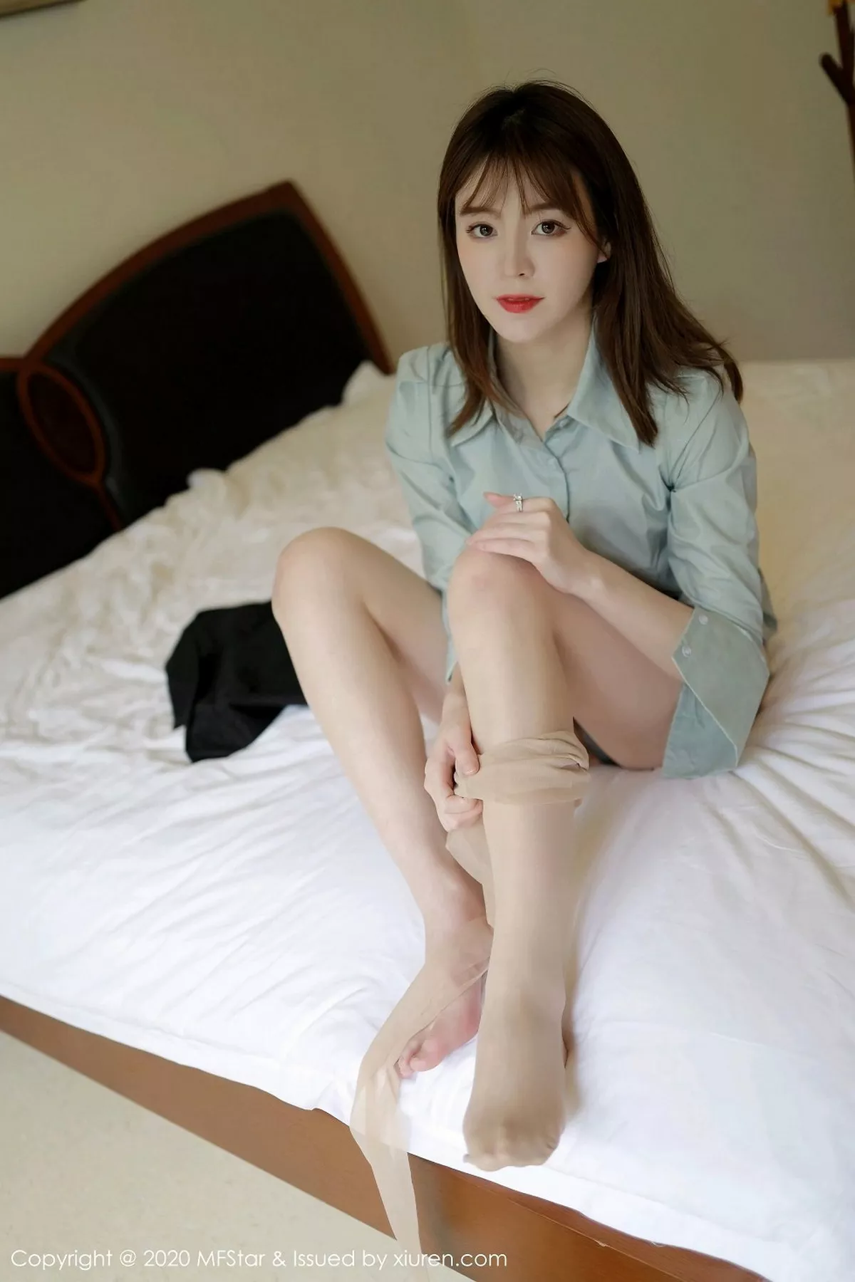 秀人集.com_[MFStar模范学院]Vol.429_嫩模yoo优优三亚旅拍都市职场OL主题黑短裙秀美腿性感写真57P