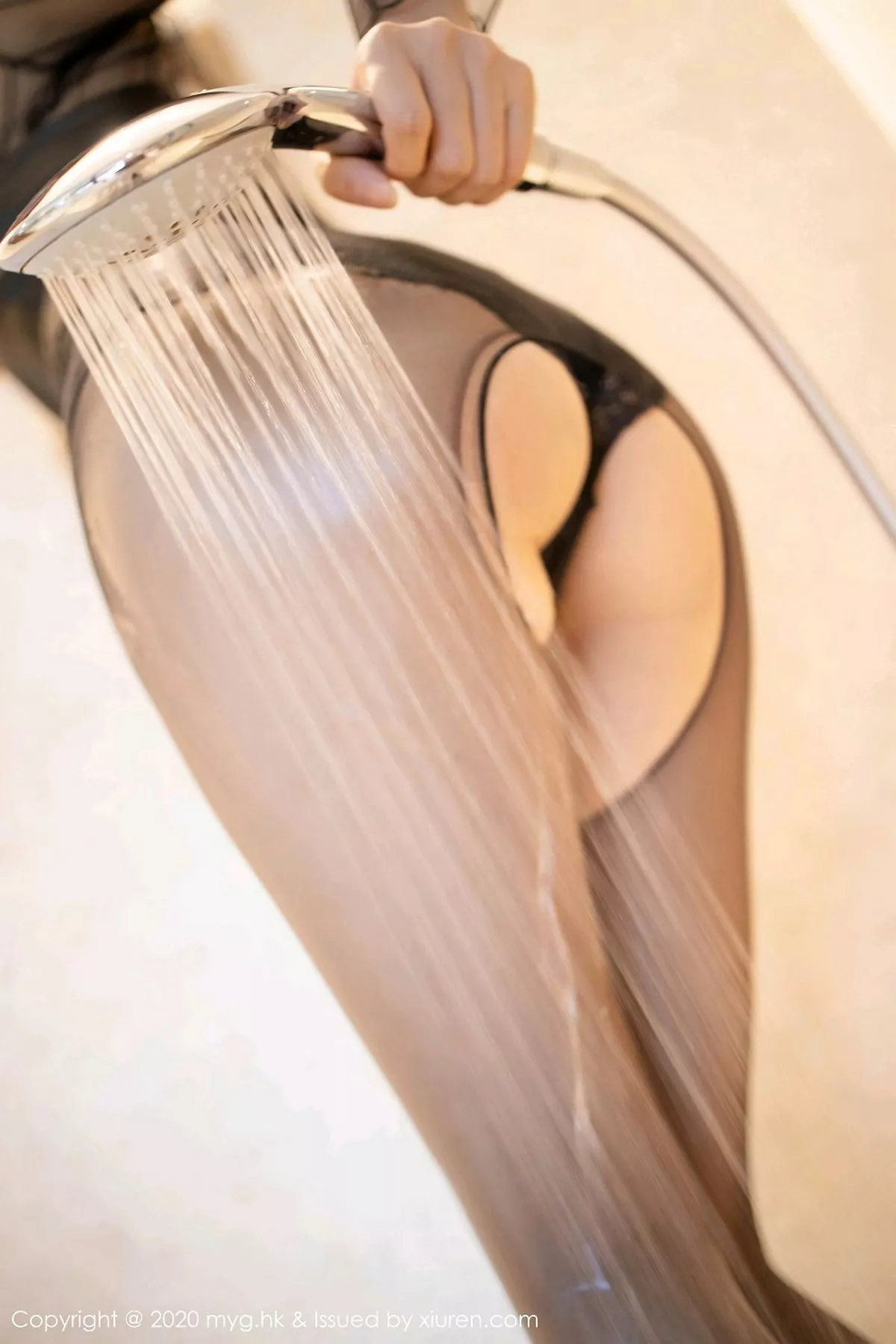 秀人集.com_[MyGirl美媛馆]Vol.472_女神绮里嘉ula浴室脱皮衣露开档黑丝裤袜湿身撩人诱惑写真61P