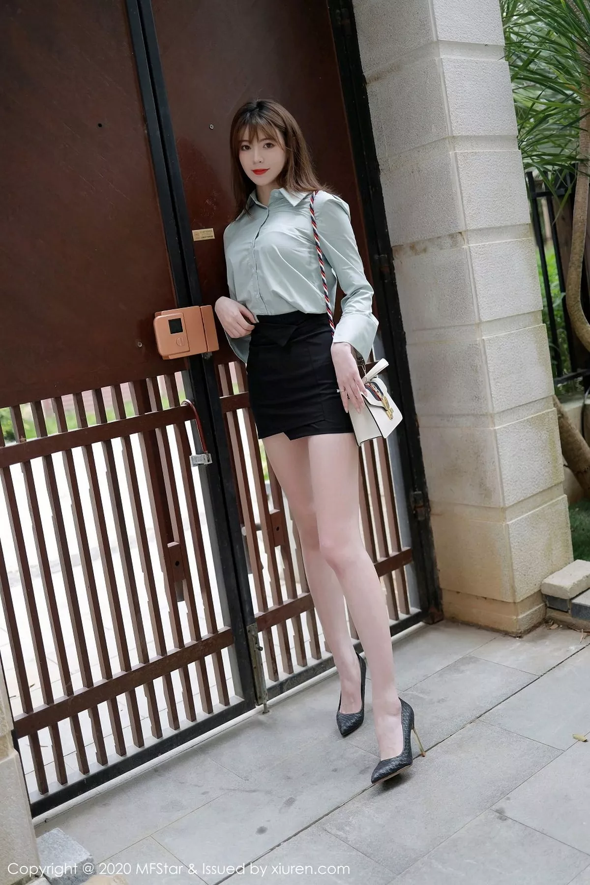 秀人集.com_[MFStar模范学院]Vol.429_嫩模yoo优优三亚旅拍都市职场OL主题黑短裙秀美腿性感写真57P