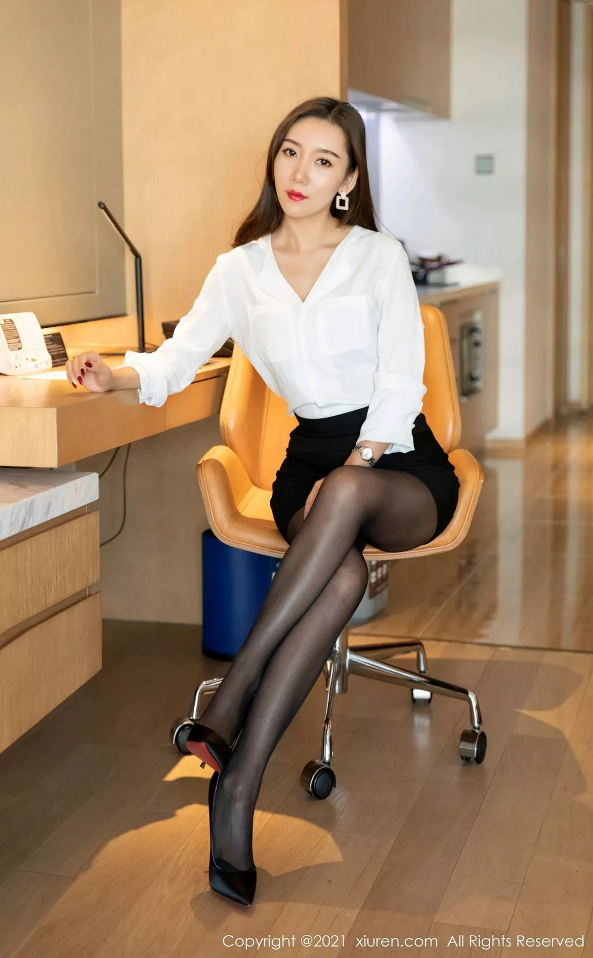 秀人集.com_[XiuRen秀人网]No.3049_嫩模艾静香私房黑色蕾丝内衣配黑丝裤袜半脱秀翘臀诱惑写真46P