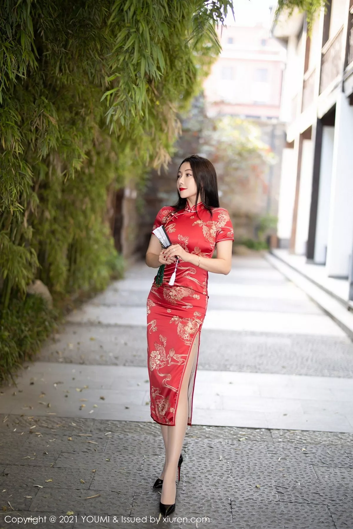 秀人集.com_[YouMi尤蜜荟]Vol.598_嫩模果儿Victoria杭州旅拍鲜艳古典旗袍半脱露豪乳诱惑写真45P