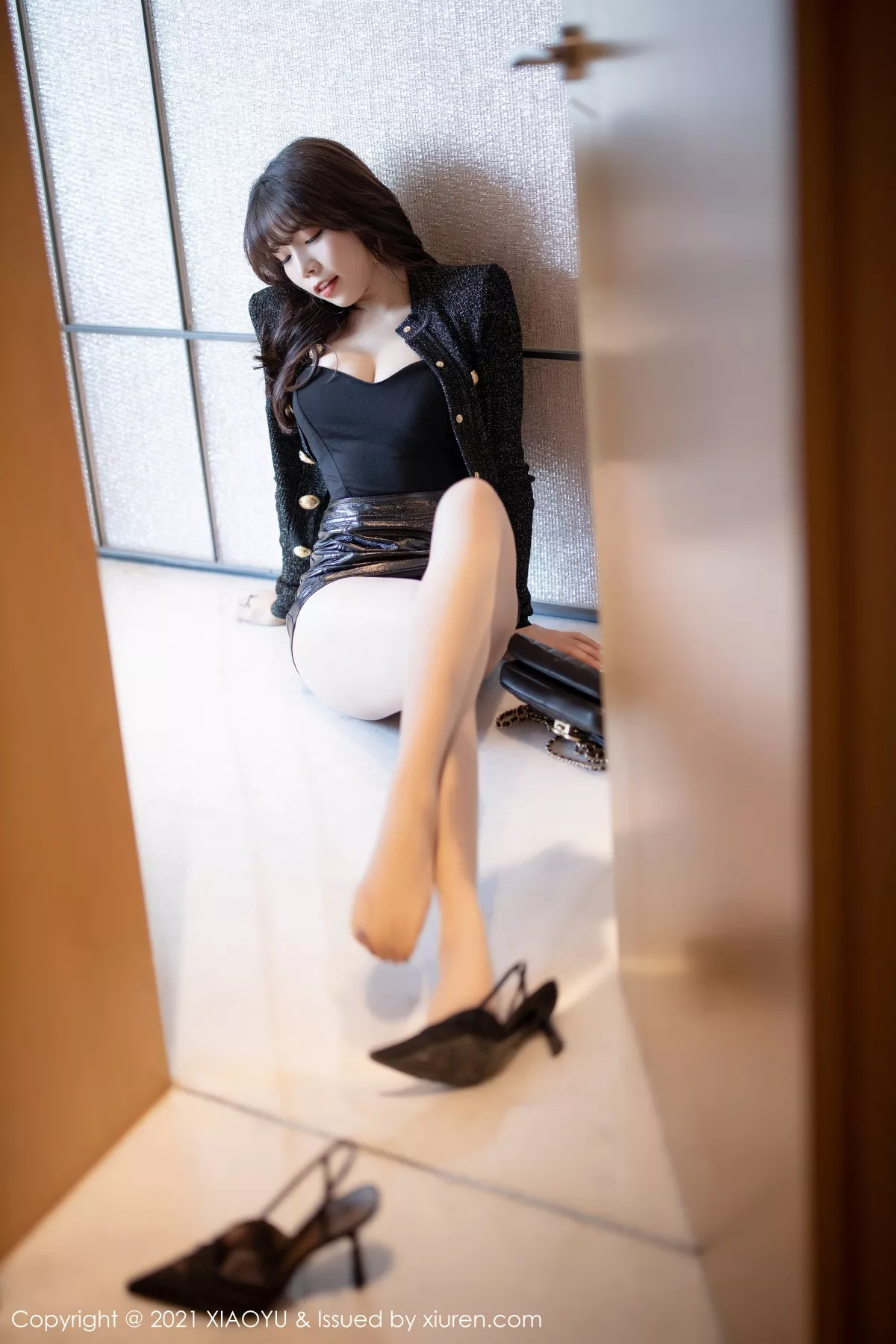 秀人集.com_[XiaoYu画语界]Vol.485_女神芝芝Booty时尚动人街拍脱皮裙露开档肉丝裤袜诱惑写真90P