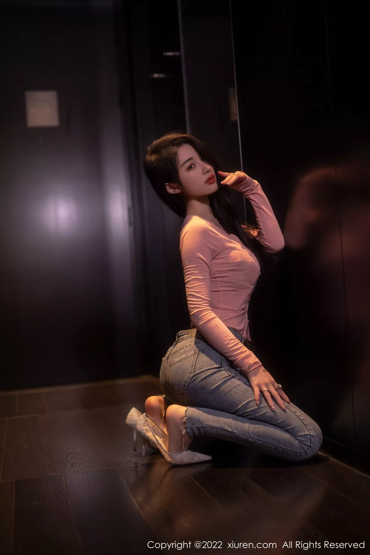 秀人集.com_[XiuRen秀人网]No.5506_模特美七Mia西双版纳旅拍粉色上衣配牛仔裤露性感内衣诱惑写真65P