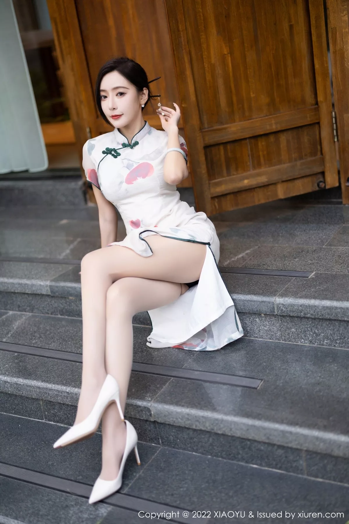 秀人集.com_[XiaoYu画语界]Vol.872_女神王馨瑶杭州旅拍脱旗袍露蓝灰色蕾丝内衣超薄肉丝诱惑写真83P