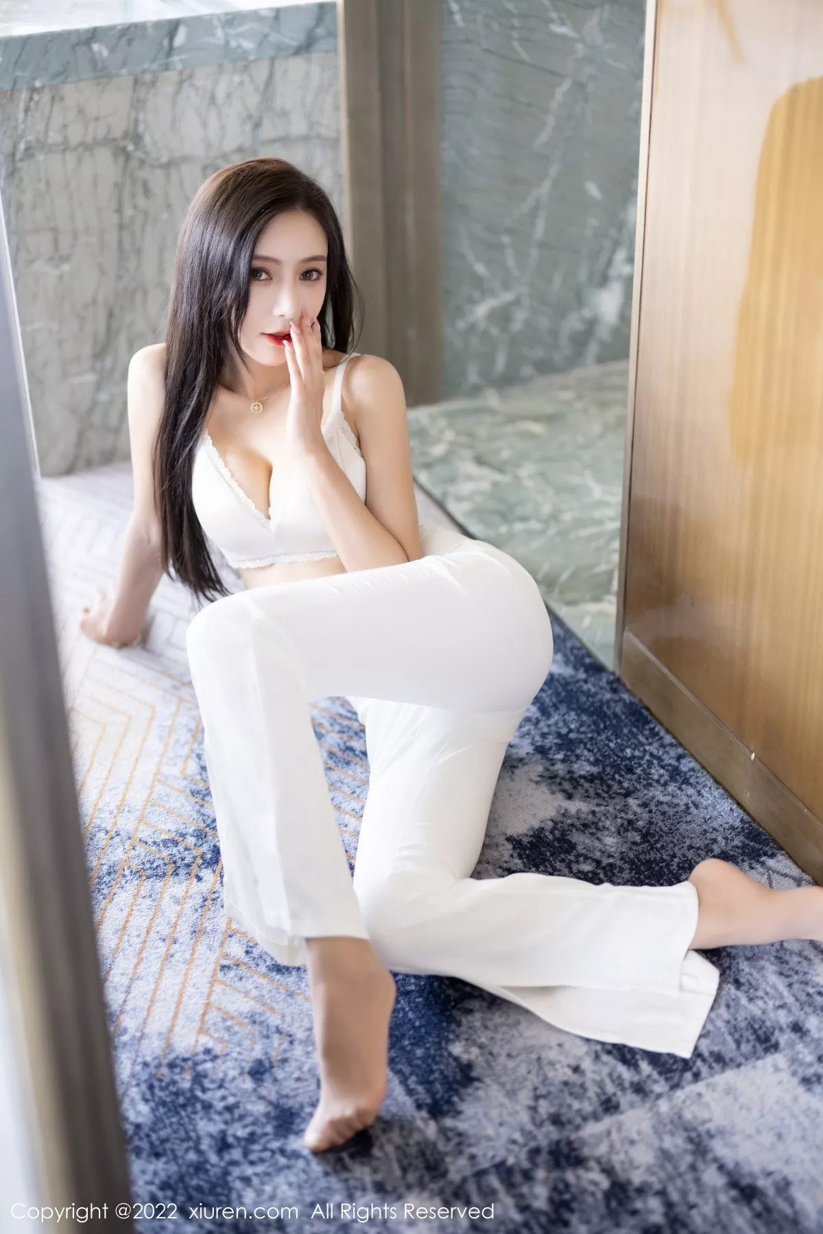 秀人集.com_[XiuRen秀人网]No.5790_女神王馨瑶yanni蓝色上衣配白长裤半脱露性感内衣迷人诱惑写真90P