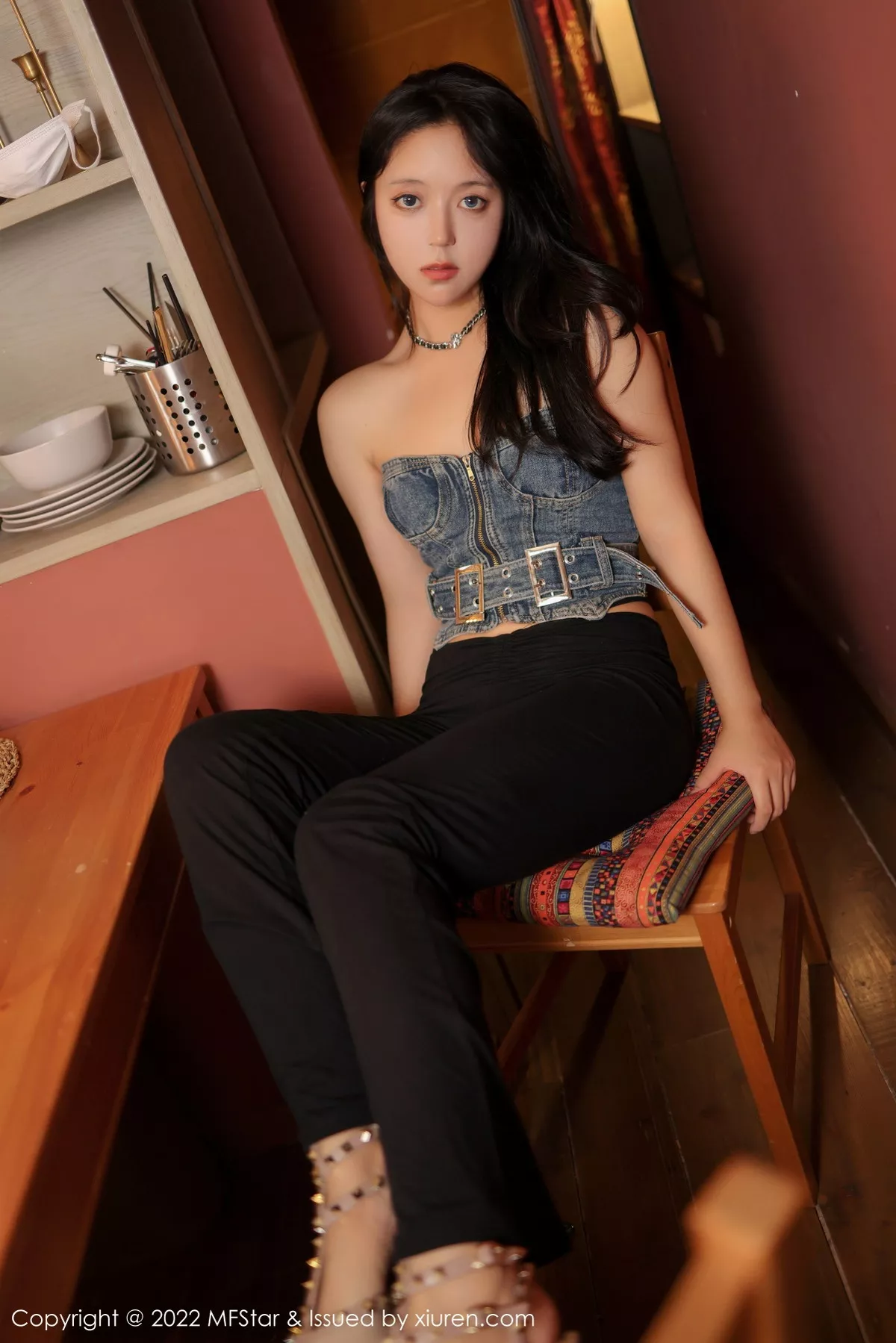 秀人集.com_[MFStar模范学院]Vol.575_模特露露Andrea牛仔露肩衣配黑色长裤秀丰腴身姿迷人诱惑写真57P