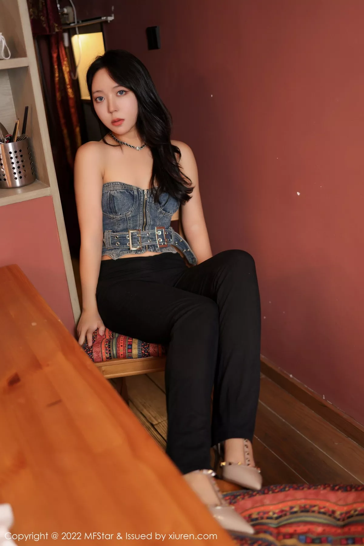 秀人集.com_[MFStar模范学院]Vol.575_模特露露Andrea牛仔露肩衣配黑色长裤秀丰腴身姿迷人诱惑写真57P