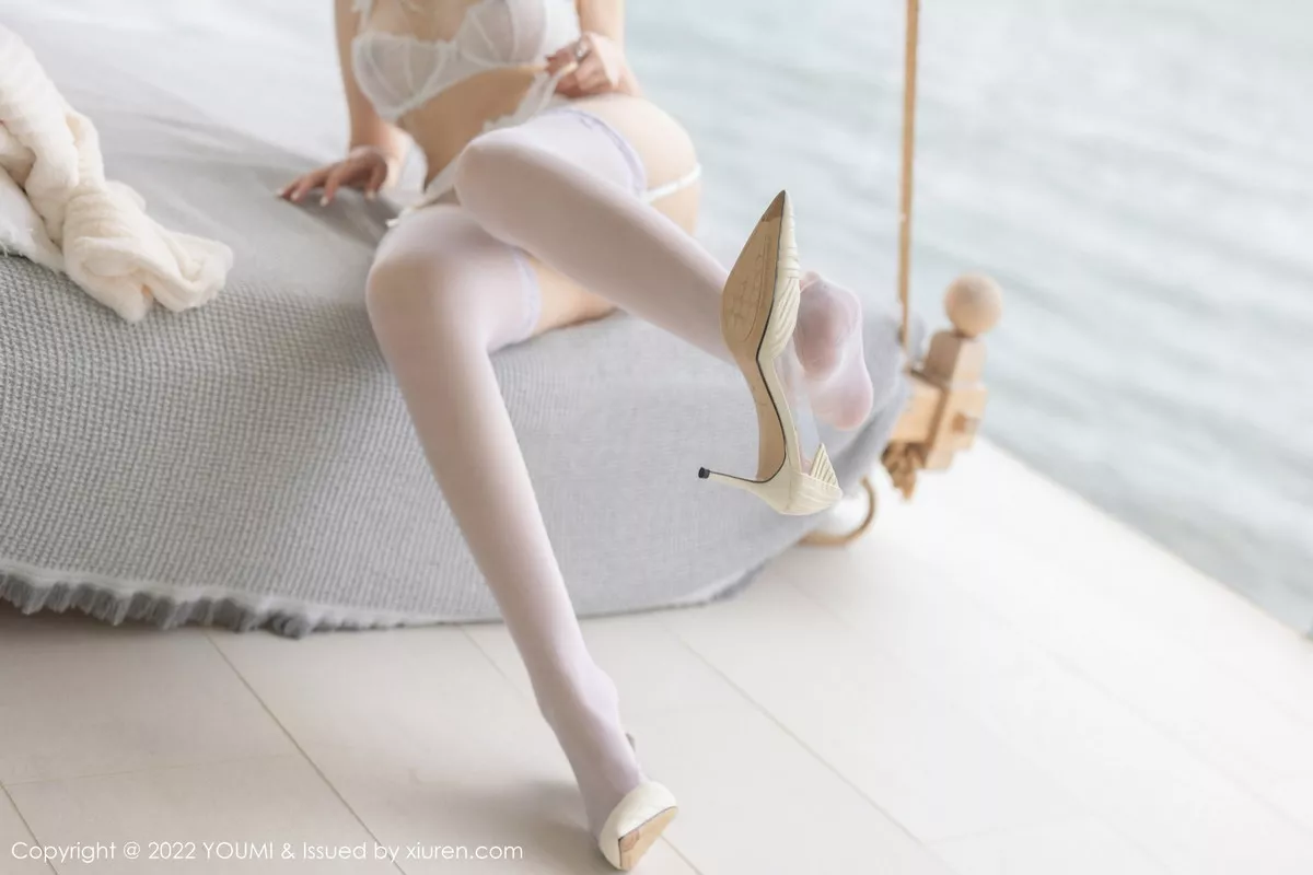 秀人集.com_[YouMi尤蜜荟]Vol.866_女神奶瓶土肥圆户外脱米色外衣露白色蕾丝内衣秀豪乳诱惑写真82P