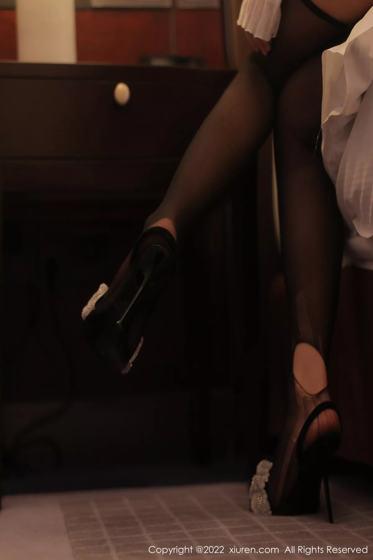 秀人集.com_[XiuRen秀人网]No.5781_模特周jojobaby性感白色上衣配黑色短裙露超薄黑丝极致魅惑写真82P