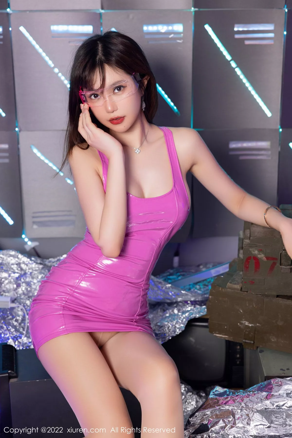 秀人集.com_[XiuRen秀人网]No.5944_女神绮里嘉ula脱艳红连衣裙露抹胸情趣服饰秀惹火身材诱惑写真70P