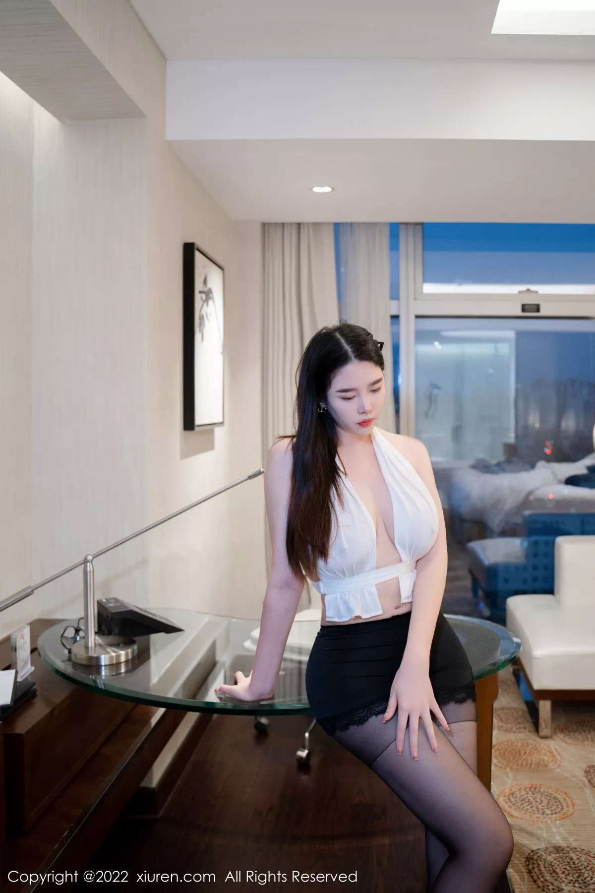 秀人集.com_[XiuRen秀人网]No.5917_模特樱桃小犊子性感白色上衣配黑短裙露超薄黑丝极致魅惑写真48P