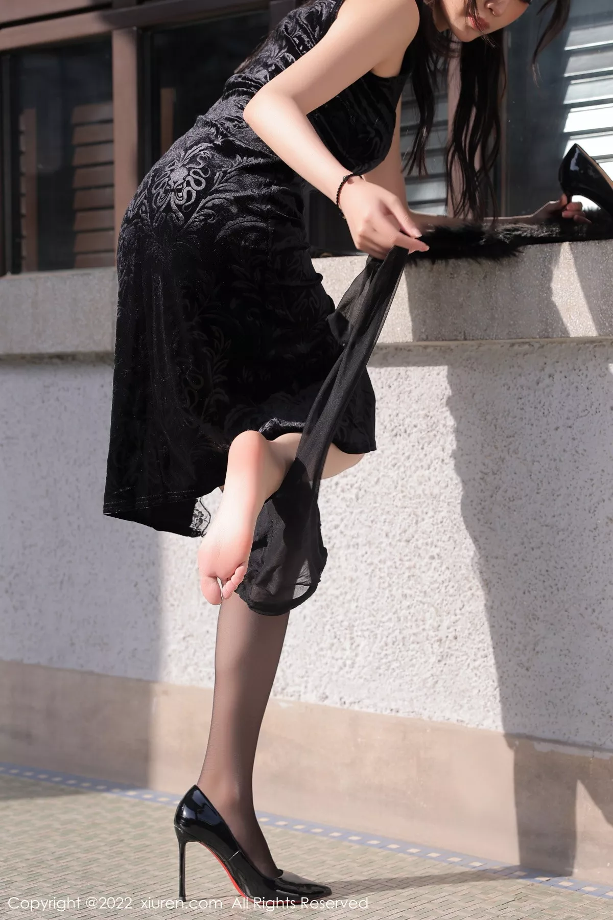 秀人集.com_[XiuRen秀人网]No.6050_模特玥儿玥er性感黑色露肩旗袍配超薄黑丝秀曼妙身姿迷人写真62P
