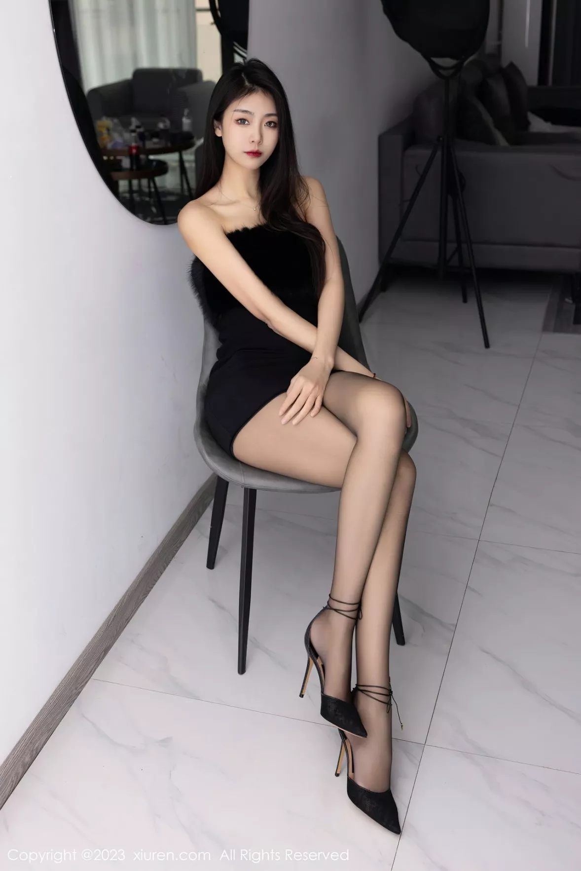 秀人集.com_[XiuRen秀人网]No.6275_模特可乐Vicky黑色露肩连衣短裙配超薄黑丝秀苗条身材性感写真60P