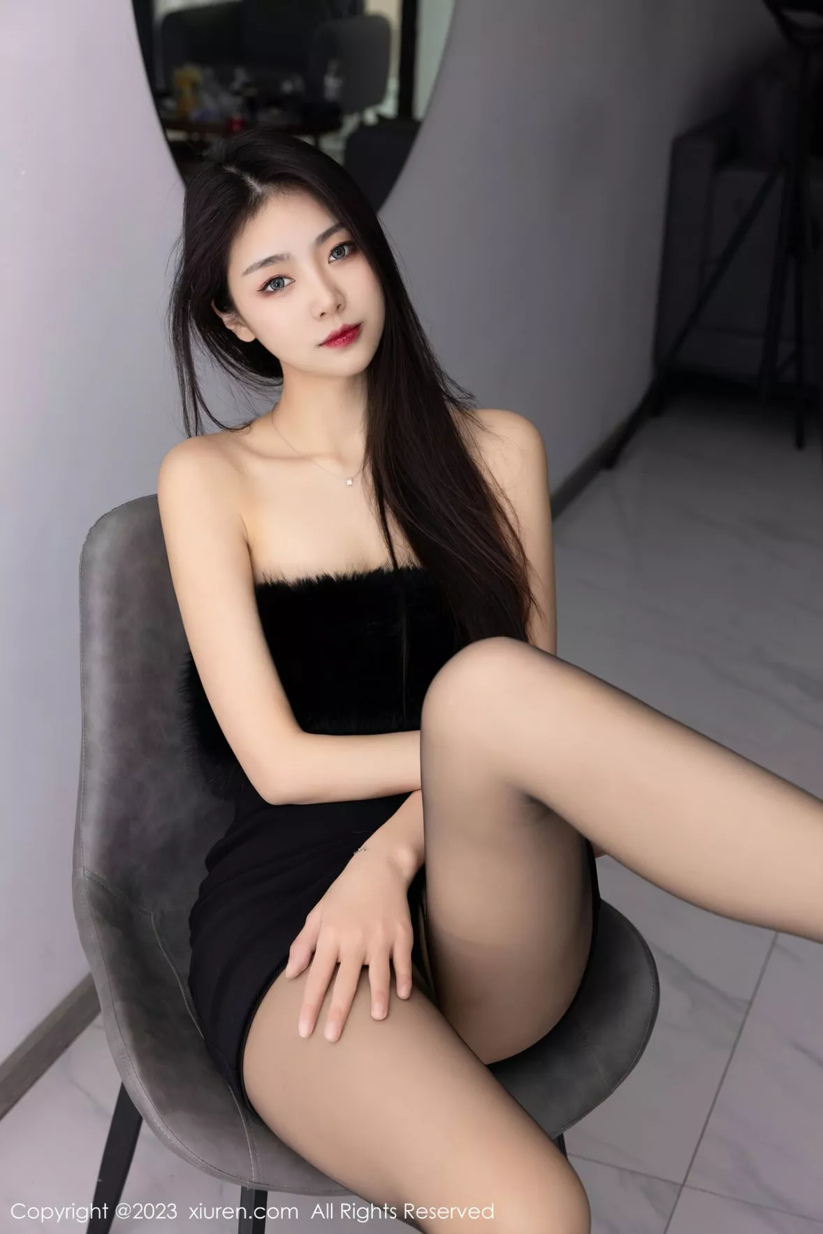 秀人集.com_[XiuRen秀人网]No.6275_模特可乐Vicky黑色露肩连衣短裙配超薄黑丝秀苗条身材性感写真60P