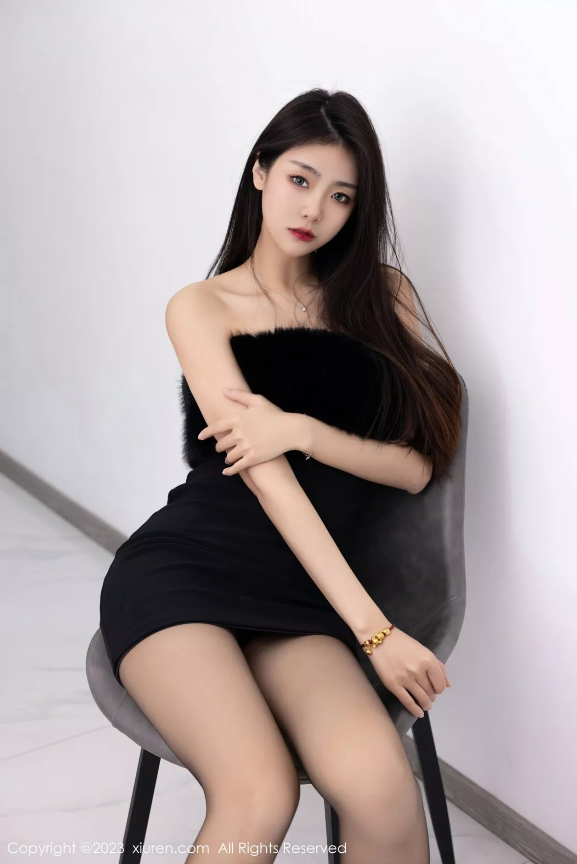 秀人集.com_[XiuRen秀人网]No.6275_模特可乐Vicky黑色露肩连衣短裙配超薄黑丝秀苗条身材性感写真60P