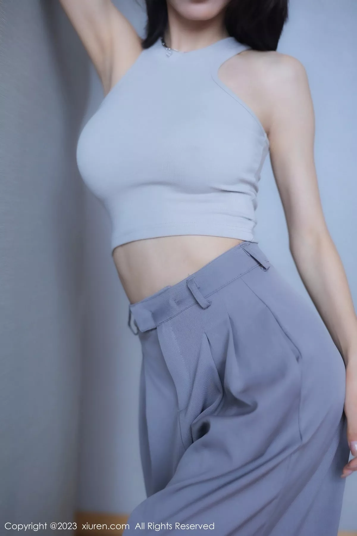 秀人集.com_[XiuRen秀人网]No.6552_模特Lingyu69蓝灰短款上衣配灰色长裤秀惹火身材撩人诱惑写真80P