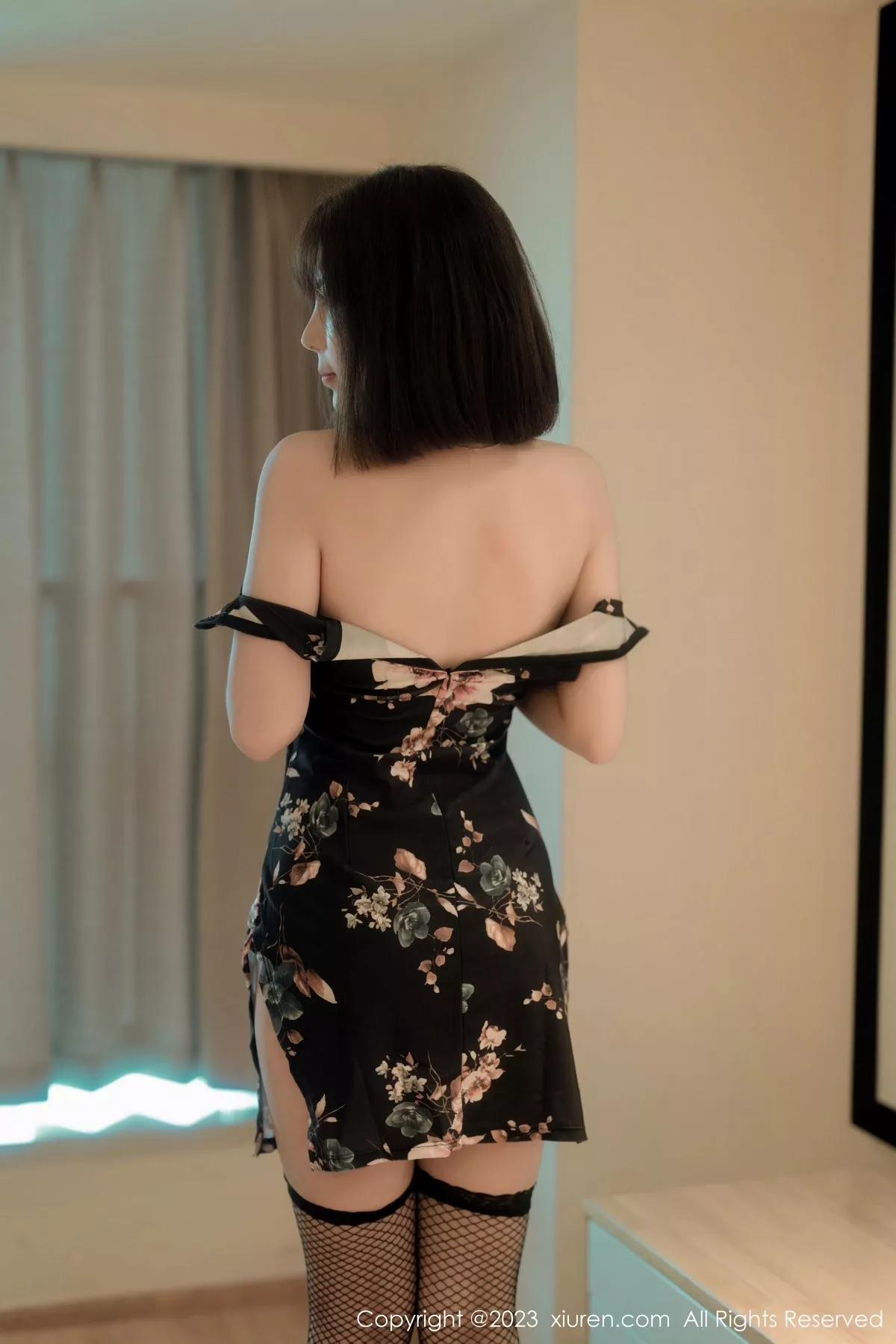 秀人集.com_[XiuRen秀人网]No.6692_模特徐甜心性感深色带图案旗袍半撩露黑色丁字裤秀翘臀诱惑写真52P