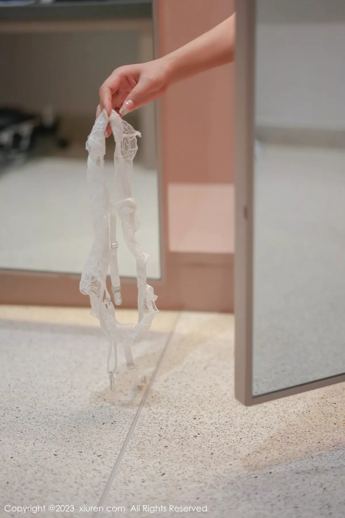 秀人集.com_[XiuRen秀人网]No.6729_模特laura阿姣脱白色吊带长裙露浅色轻透蕾丝内衣完美诱惑写真66P