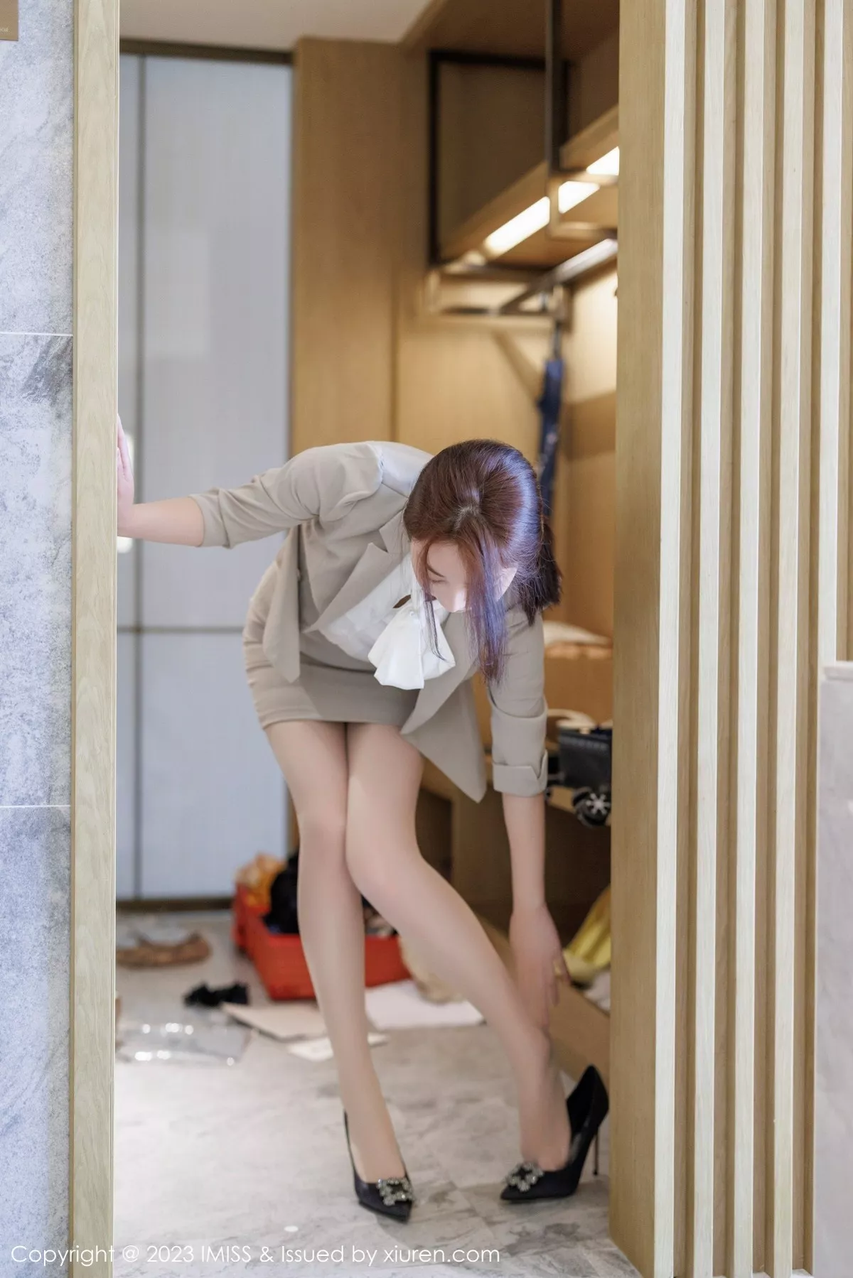 秀人集.com_[IMISS爱蜜社]Vol.735_模特九月生灰色职业装露性感红色蕾丝内衣秀完美身材诱惑写真57P