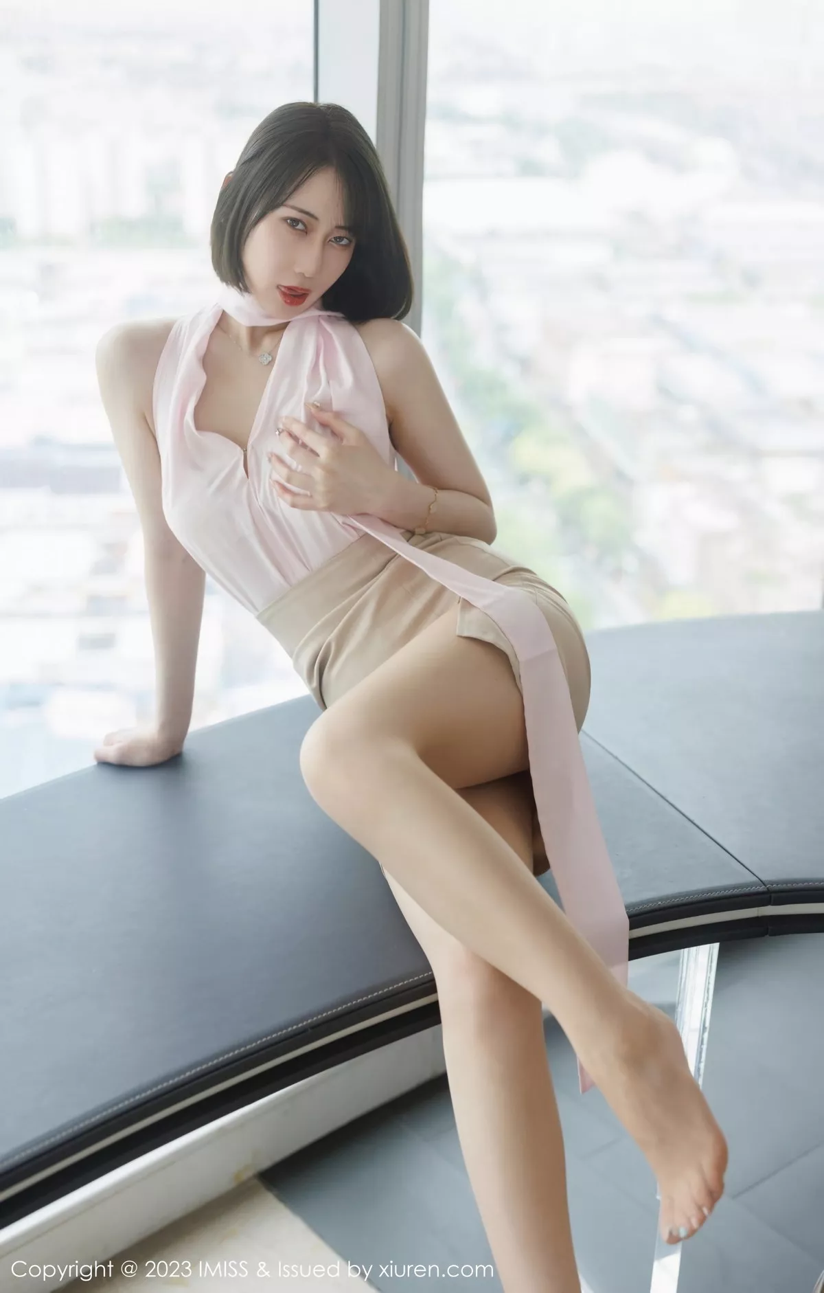 秀人集.com_[IMISS爱蜜社]Vol.736_模特瑞妤性感粉色衣配杏色短裙露超薄肉丝秀曼妙身姿诱惑写真51P