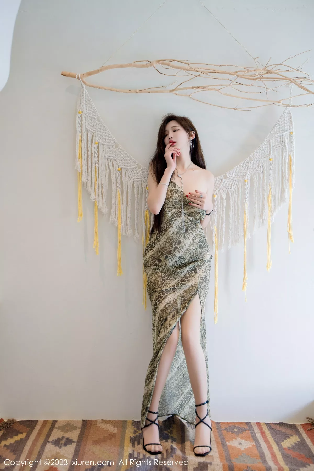 秀人集.com_[XiuRen秀人网]No.7339_女神Carol周妍希性感蛇纹吊带裙配原色丝袜秀完美身材诱惑写真85P