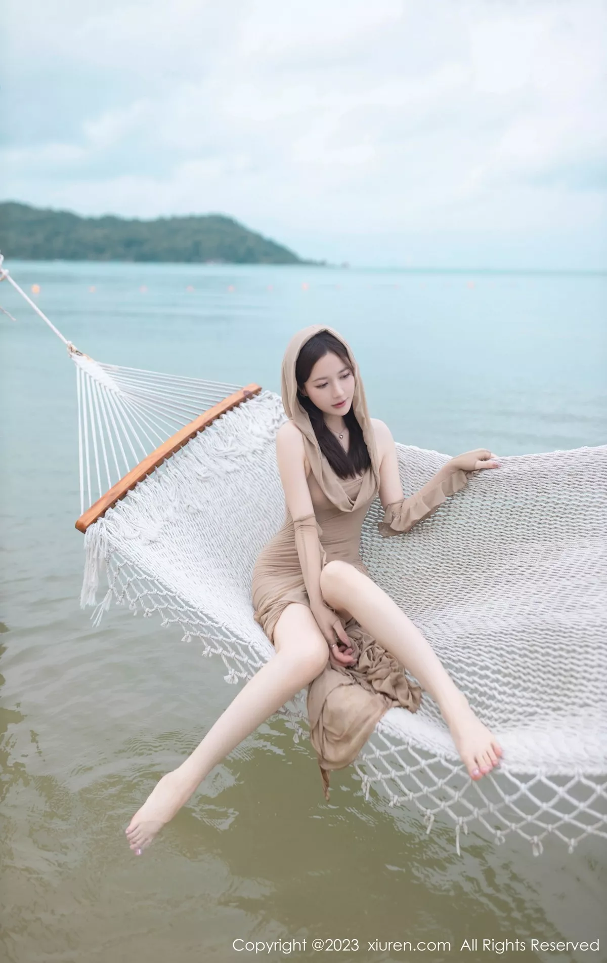 秀人集.com_[XiuRen秀人网]No.7288_模特鱼子酱Fish沙滩场景性感咖啡色连衣裙秀曼妙身姿诱惑写真77P