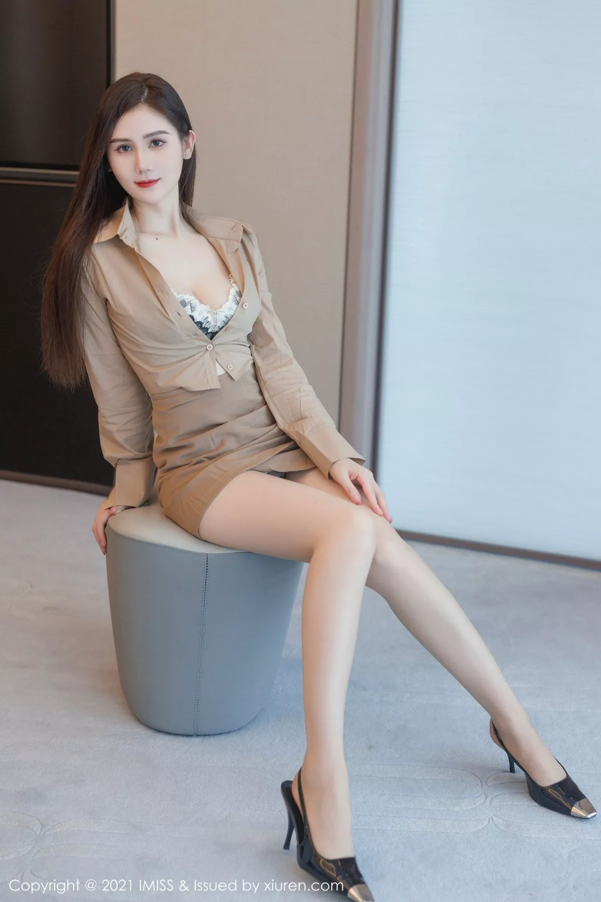 秀人集.com_[IMISS爱蜜社]Vol.754_气质女神SISY思杏色服饰配短裙露黑色内衣配原色丝袜性感写真35P