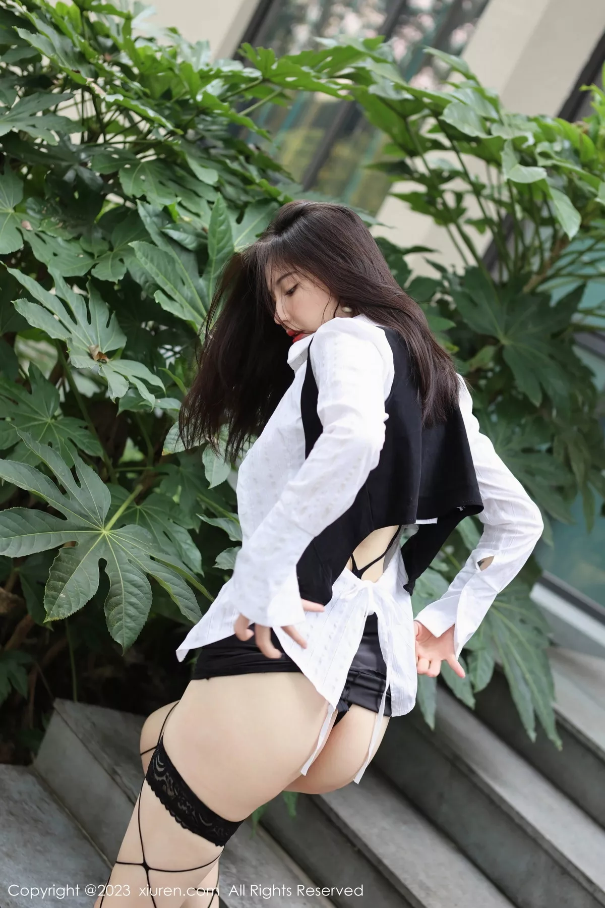 秀人集.com_[XiuRen秀人网]No.7525_模特曼柔户外性感白T配黑色短裙半脱秀豪乳遮点惹火诱惑写真78P